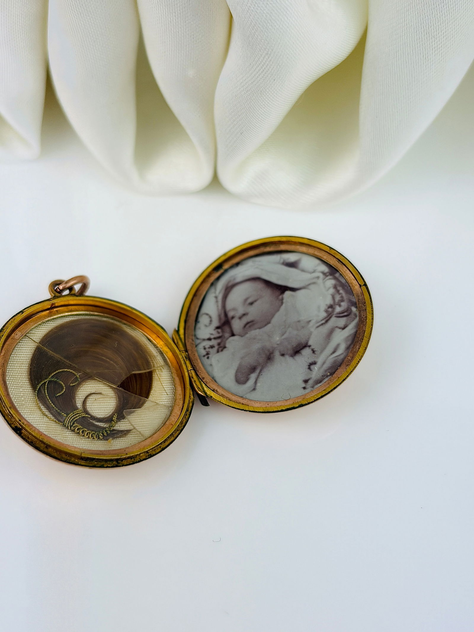 Antique C.1907 9ct Gold Opening Locket Pendant with Hair - 5