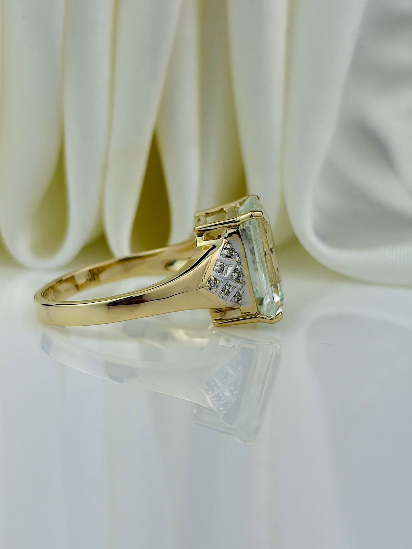 CHUNKY 14CT YELLOW GOLD AQUAMARINE AND DIAMOND RING - 2