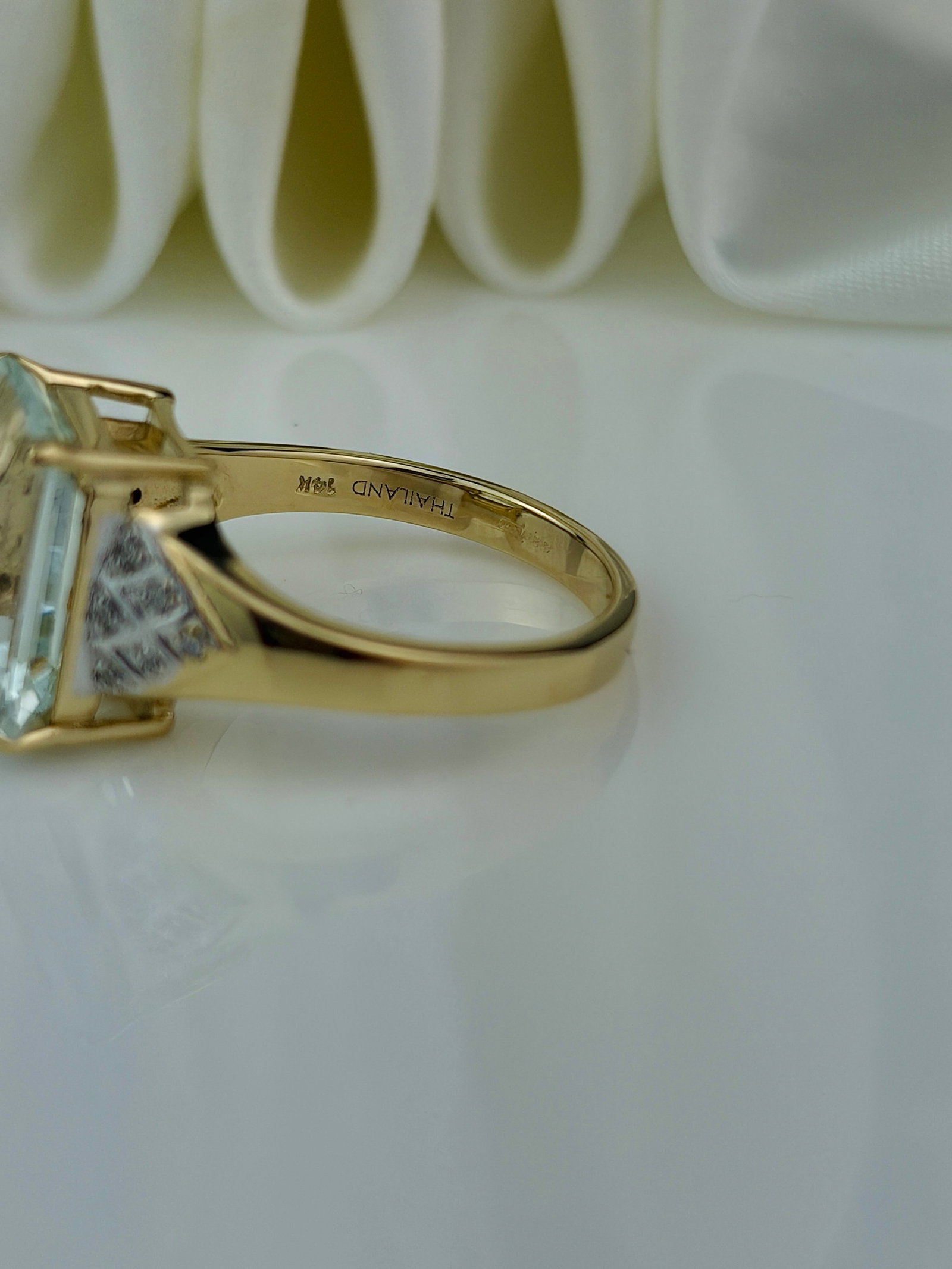 CHUNKY 14CT YELLOW GOLD AQUAMARINE AND DIAMOND RING - 4