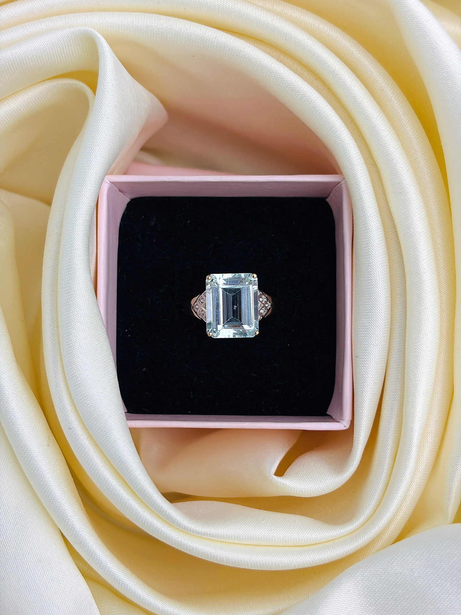 CHUNKY 14CT YELLOW GOLD AQUAMARINE AND DIAMOND RING - 9