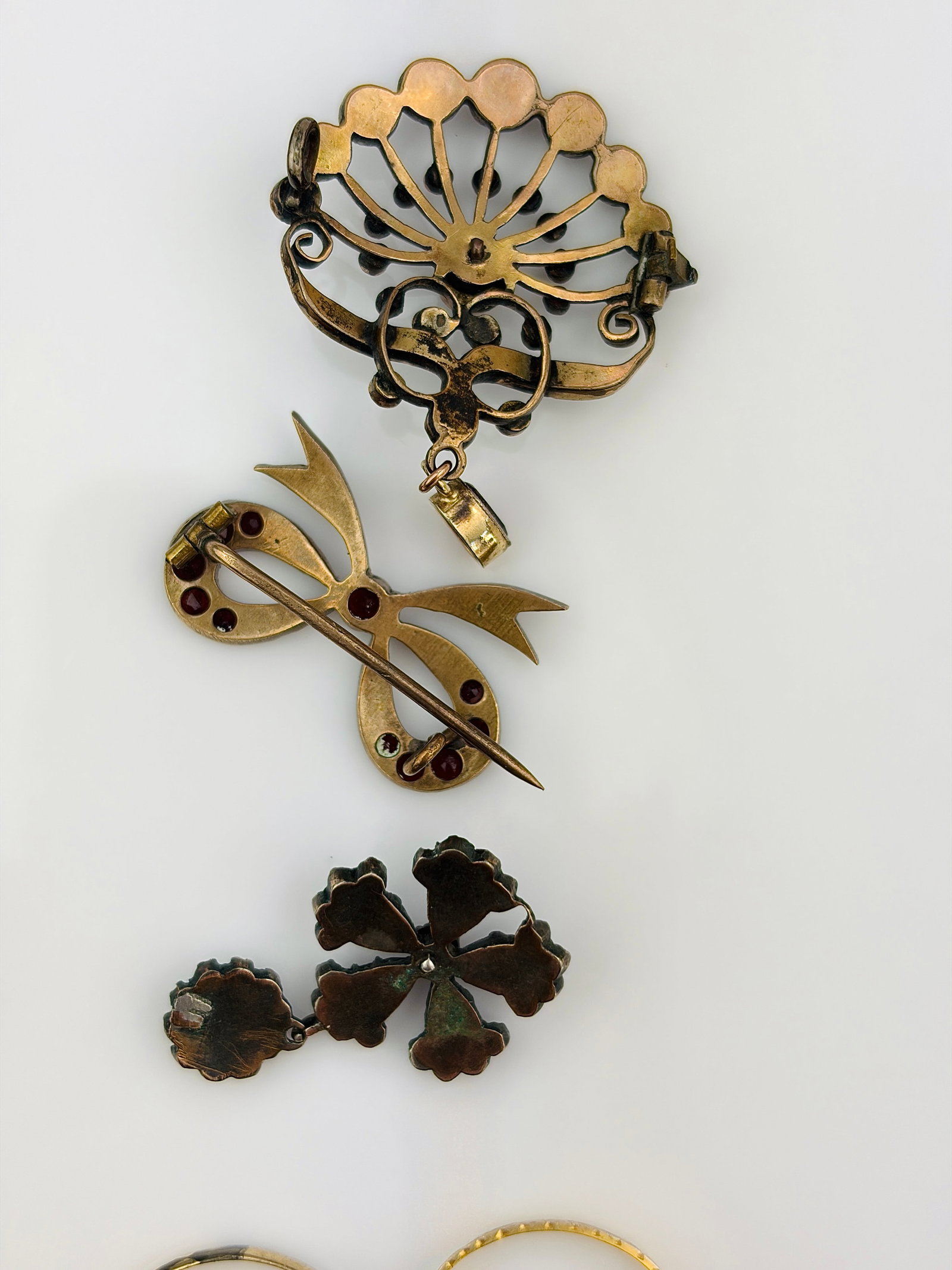 ANTIQUE MIXED LOT OF JEWELLERY INC 12CT GOLD RING AND OTHER PIECES - 3