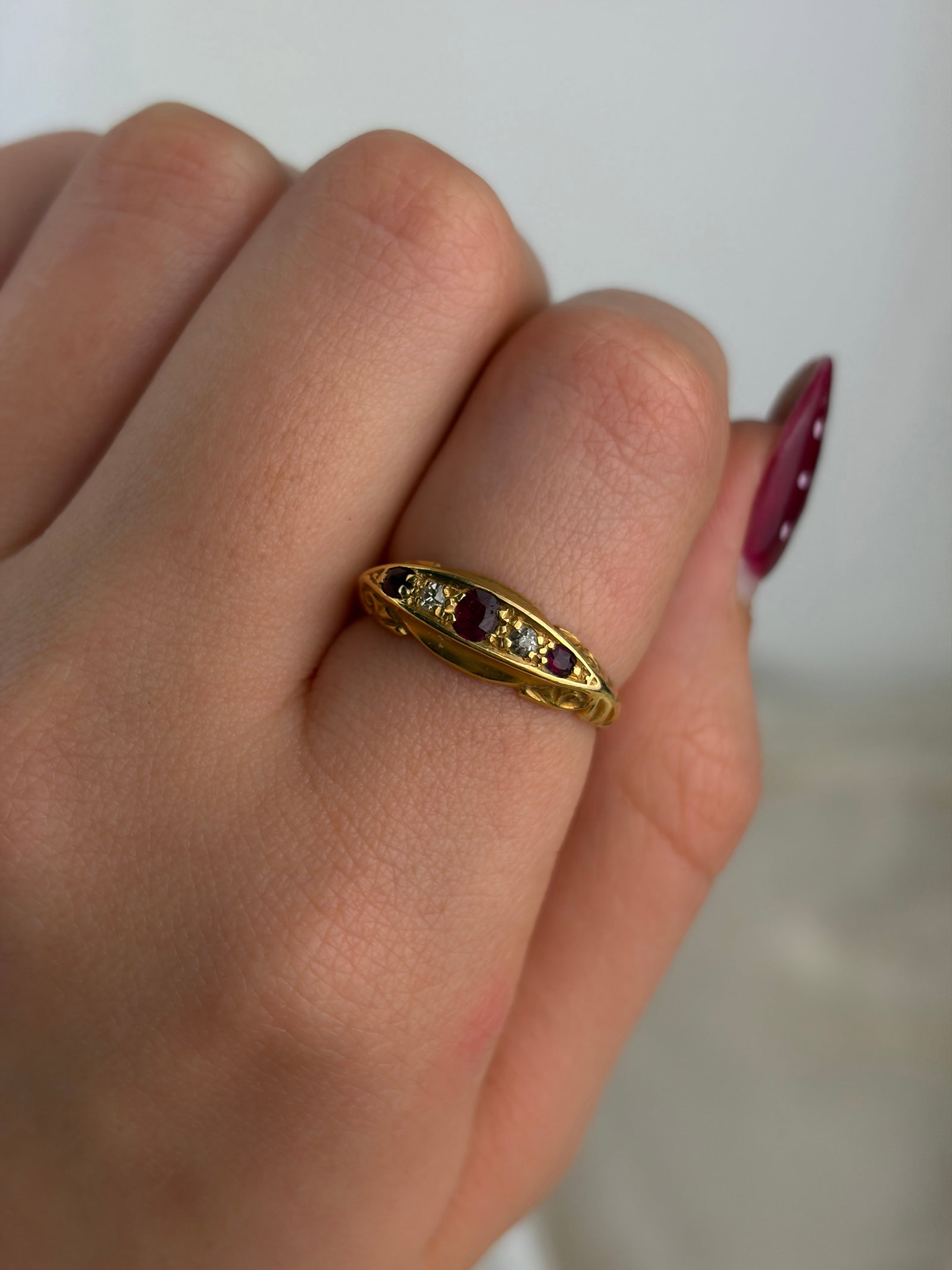 ANTIQUE 18CT YELLOW GOLD RUBY AND DIAMOND 5 STONE SCROLL RING - 8