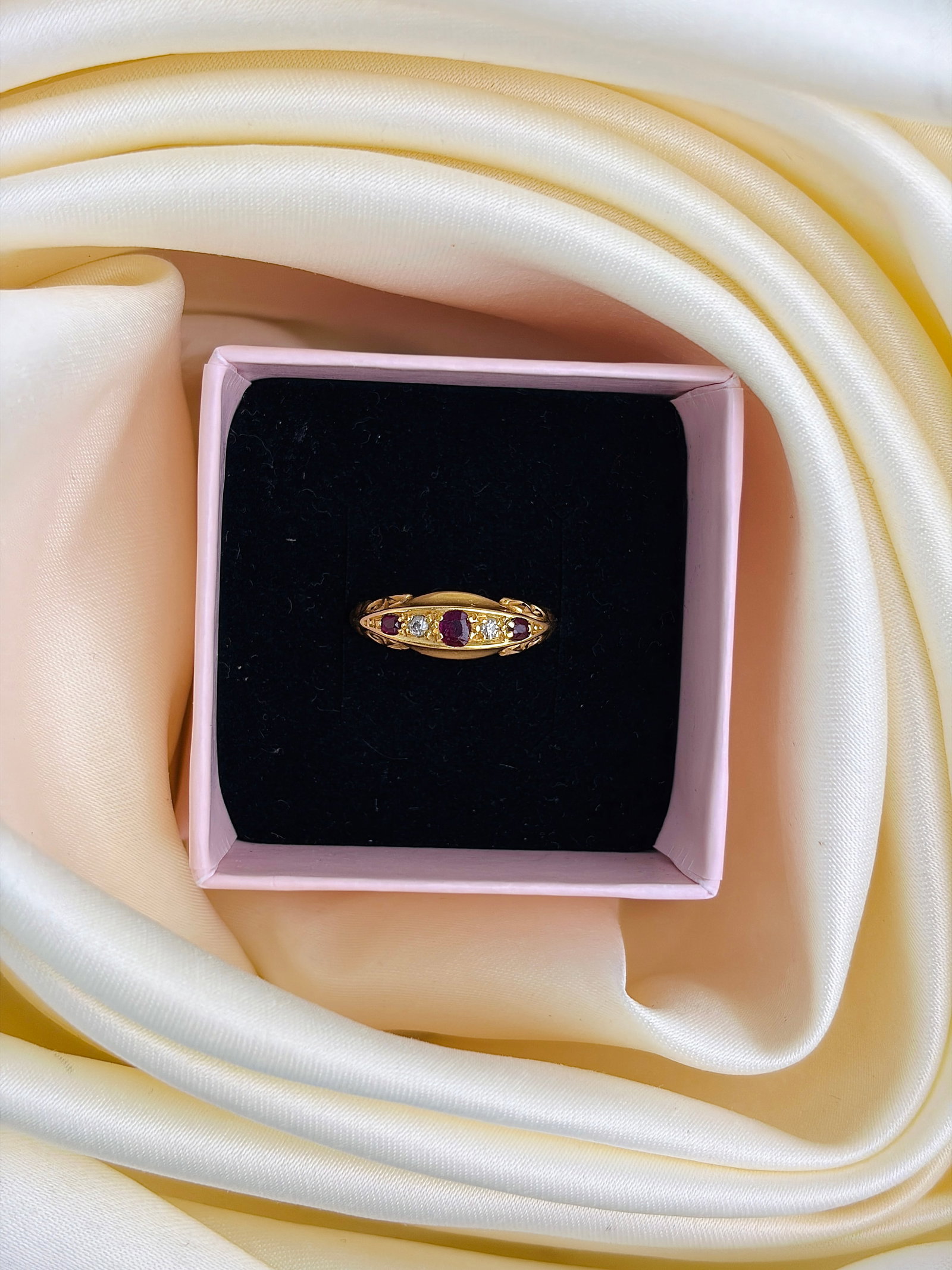 ANTIQUE 18CT YELLOW GOLD RUBY AND DIAMOND 5 STONE SCROLL RING - 9