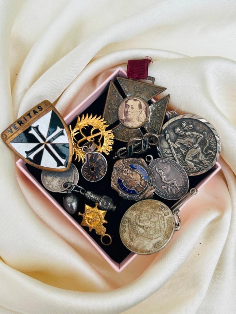 Antique and Vintage Large Mixed Jewellery Lot inc Medals - 2