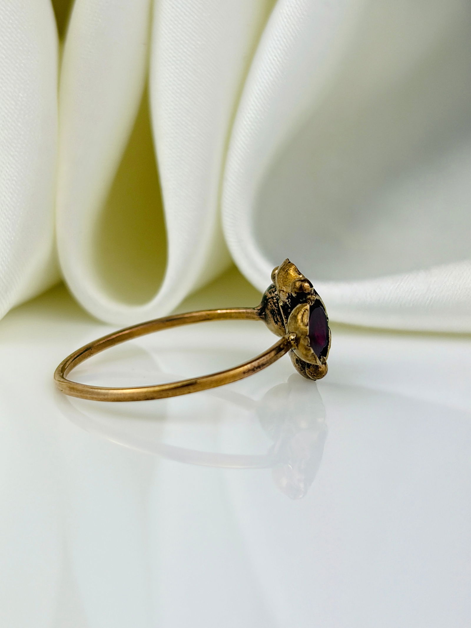 ANTIQUE FLAT CUT GARNET CLUSTER RING IN GOLD - 2