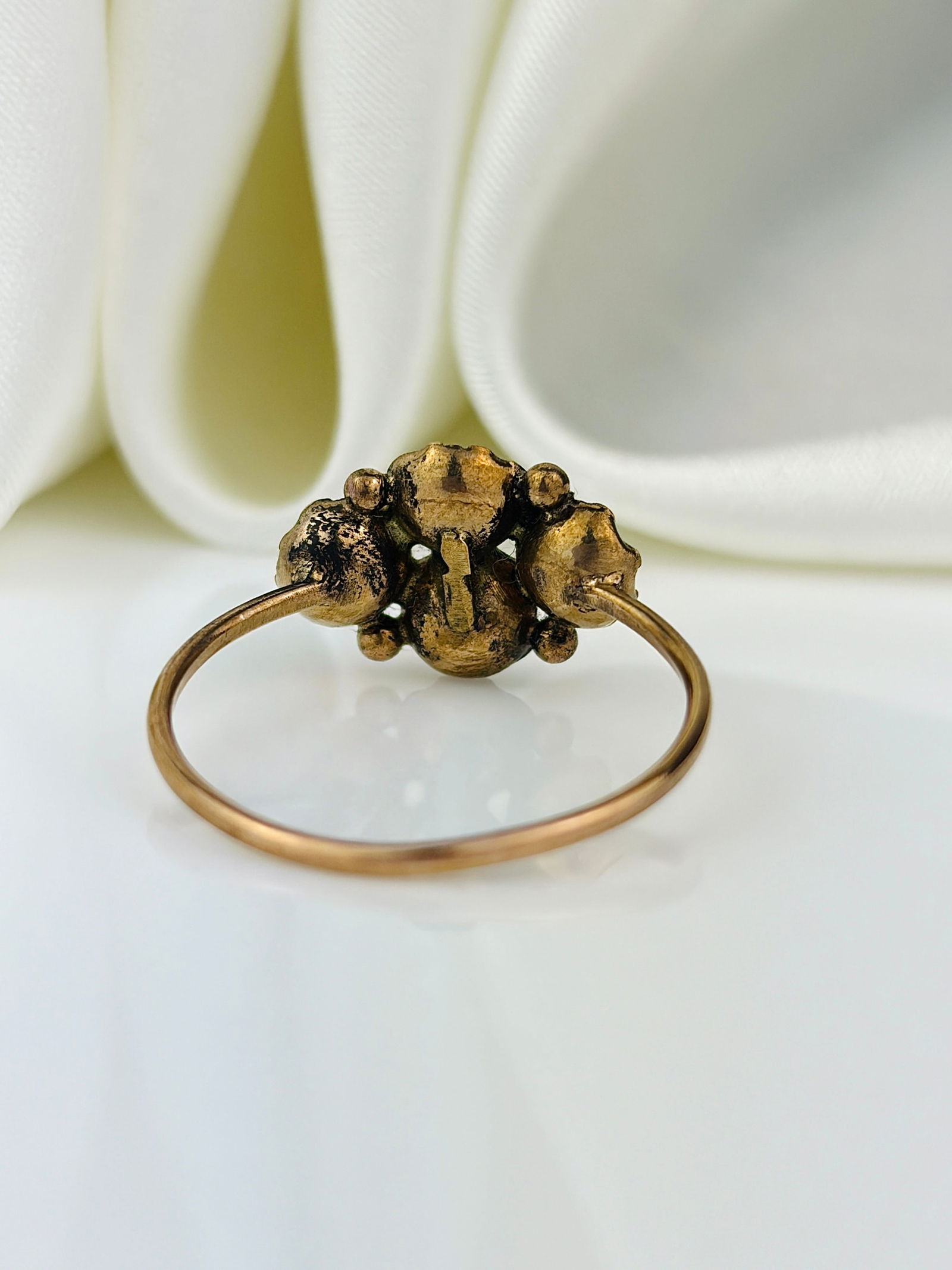 ANTIQUE FLAT CUT GARNET CLUSTER RING IN GOLD - 3