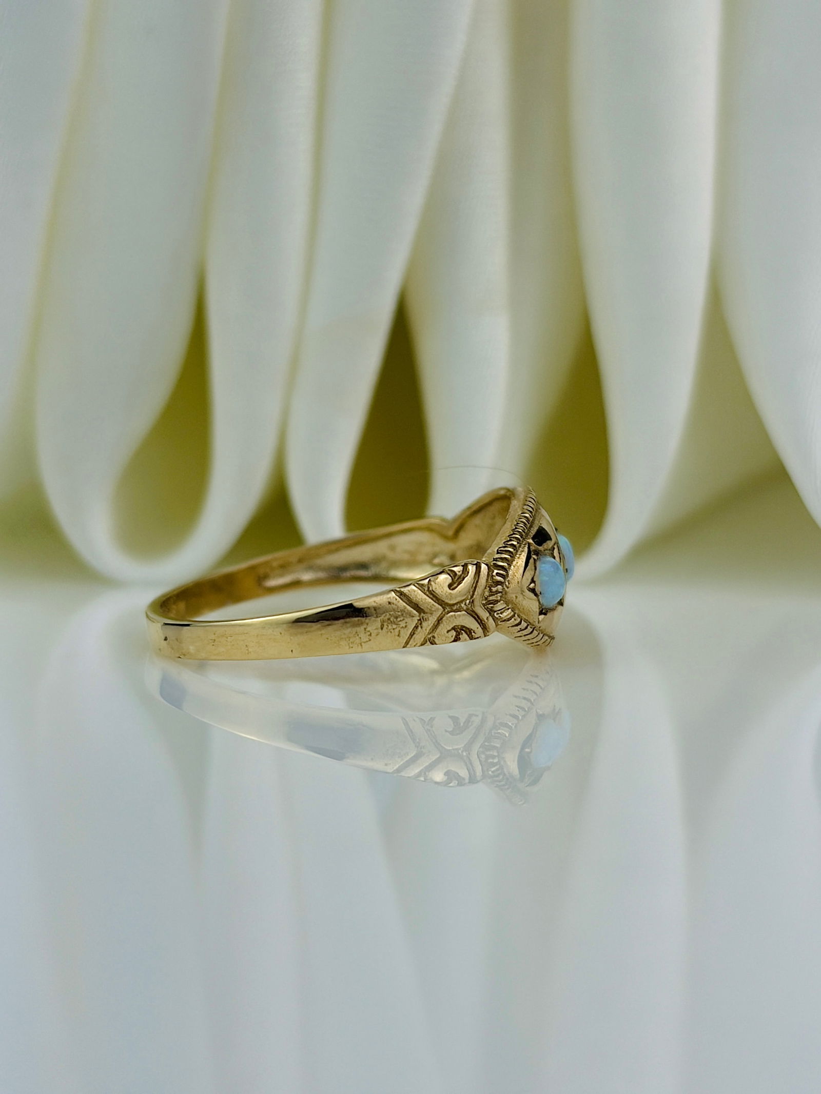 SWEET 9CT GOLD OPAL 3 STONE RING - 2