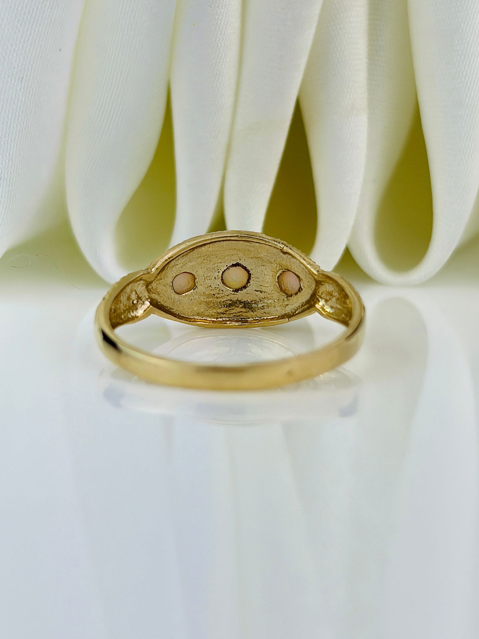 SWEET 9CT GOLD OPAL 3 STONE RING - 3
