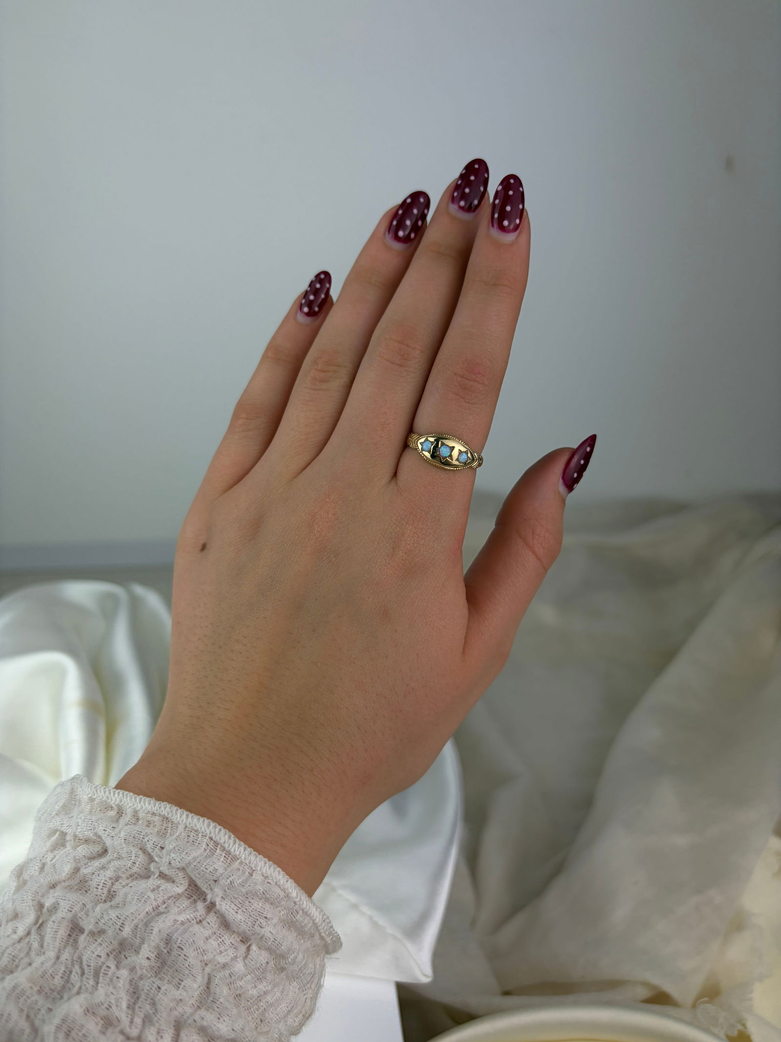 SWEET 9CT GOLD OPAL 3 STONE RING - 7