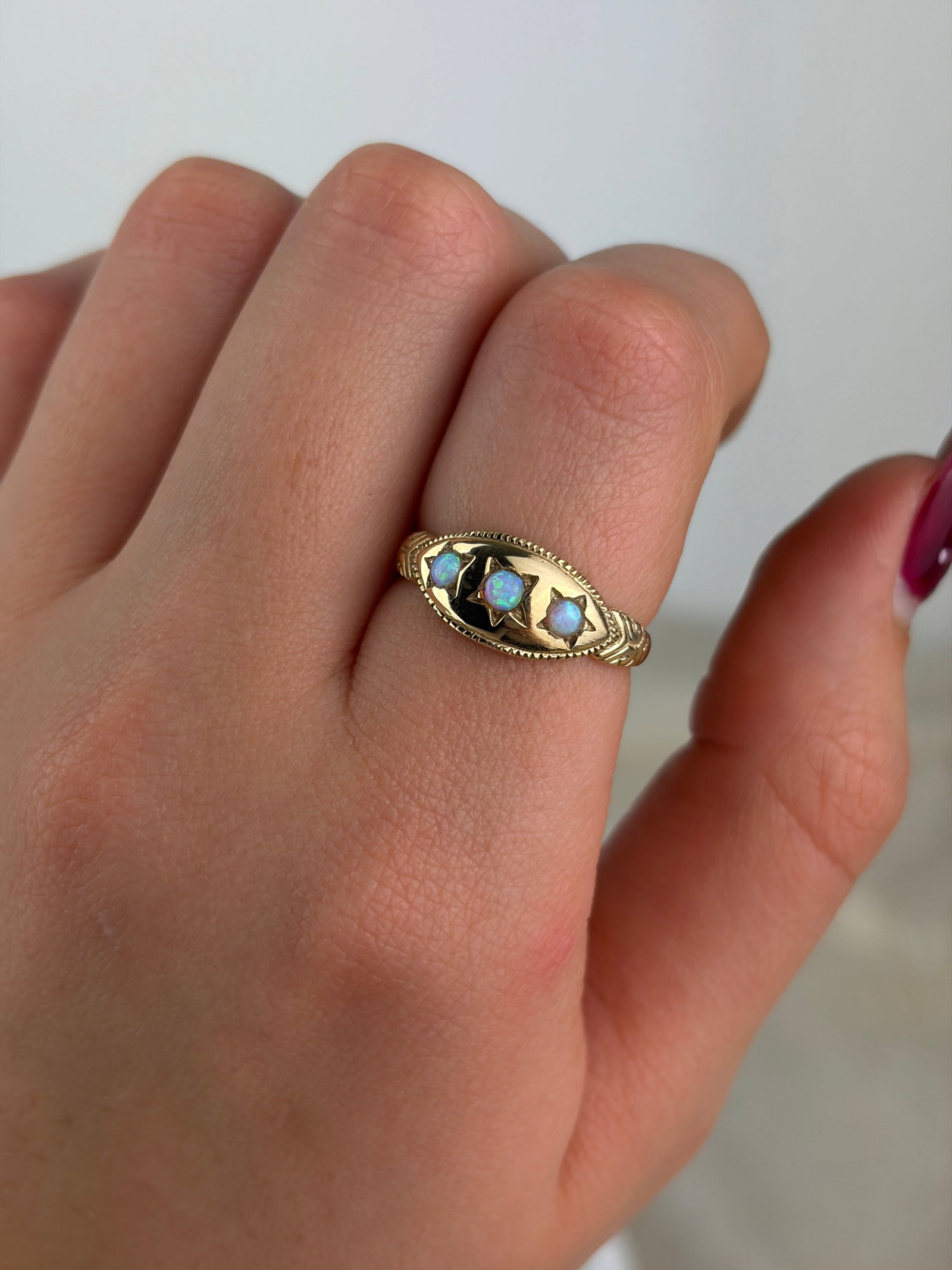 SWEET 9CT GOLD OPAL 3 STONE RING - 8