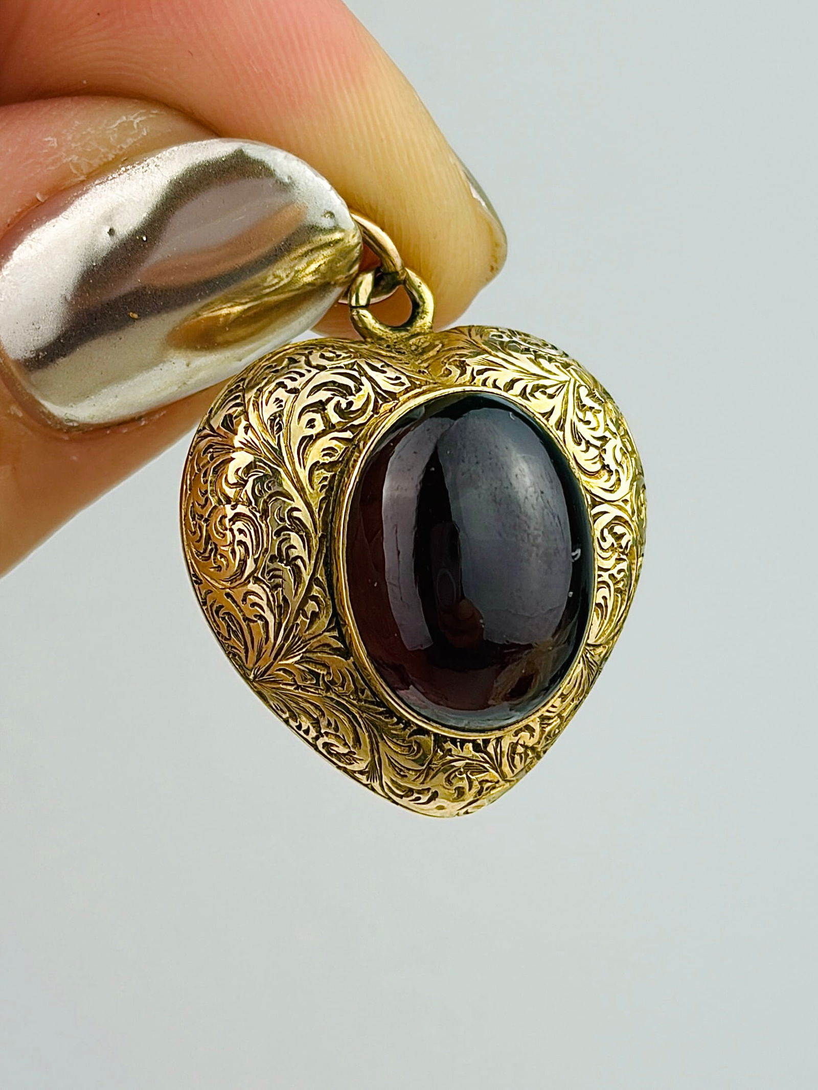 Antique Cabochon Garnet and Gold Ornate Design, Locket Back Heart Pendant - 5