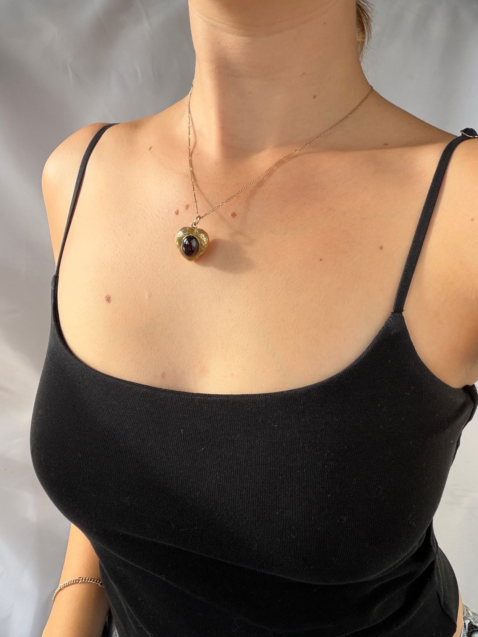 Antique Cabochon Garnet and Gold Ornate Design, Locket Back Heart Pendant - 7