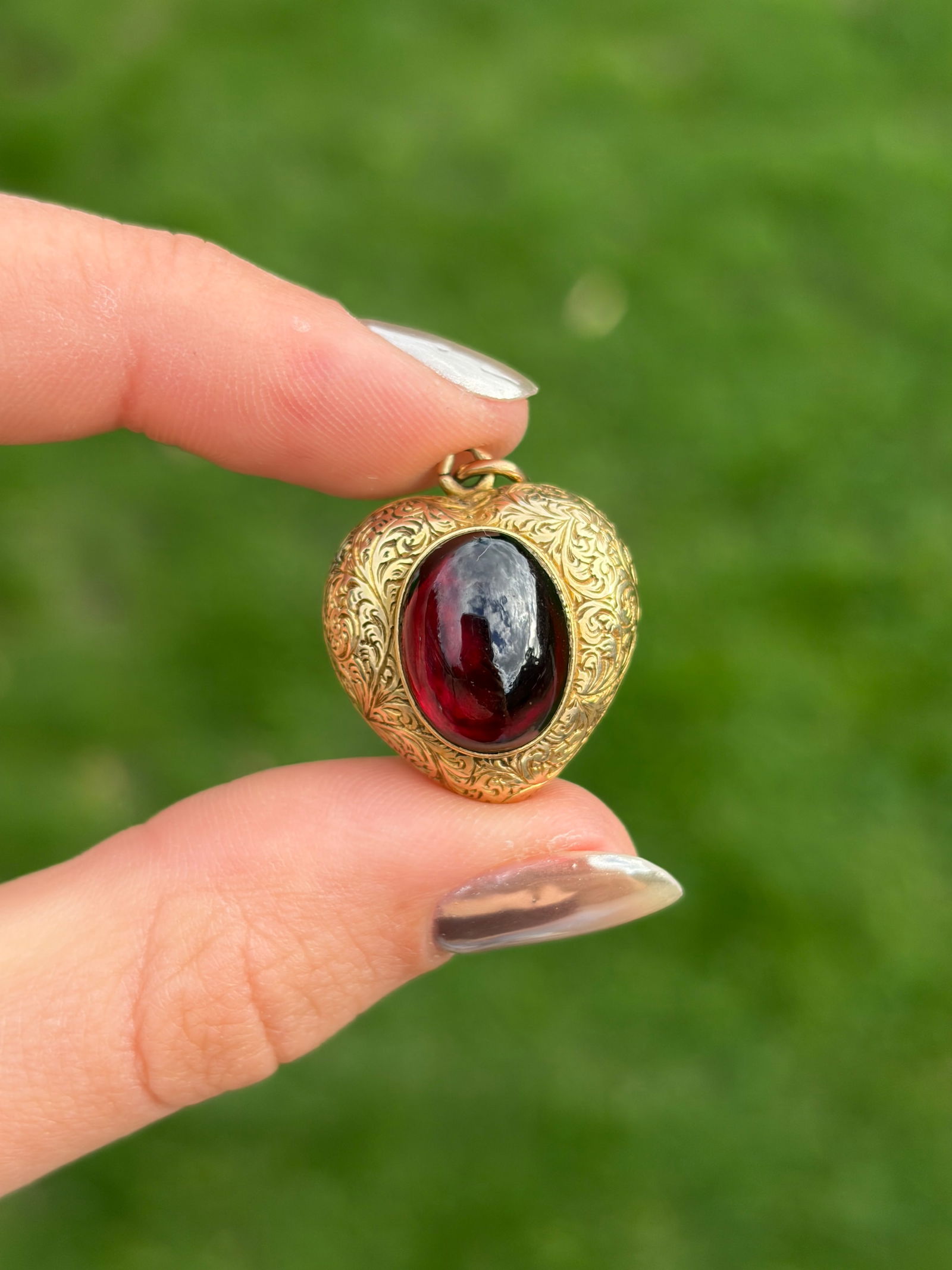 Antique Cabochon Garnet and Gold Ornate Design, Locket Back Heart Pendant - 8