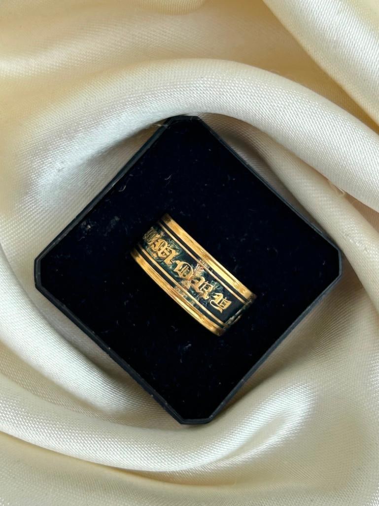 Antique C.1890 Wide Black Enamel 18ct Yellow Gold Mourning Band Ring with Inscription - 2