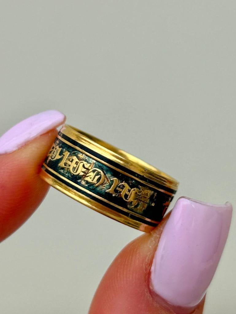Antique C.1890 Wide Black Enamel 18ct Yellow Gold Mourning Band Ring with Inscription - 4