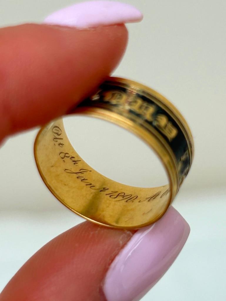 Antique C.1890 Wide Black Enamel 18ct Yellow Gold Mourning Band Ring with Inscription - 7