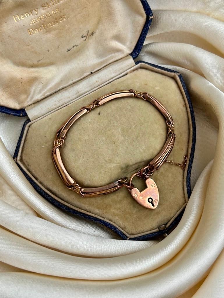 Boxed 9ct Gold Bracelet with Lovers Knot Detailing and a Heart Padlock - 2