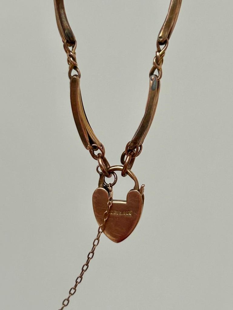 Boxed 9ct Gold Bracelet with Lovers Knot Detailing and a Heart Padlock - 7