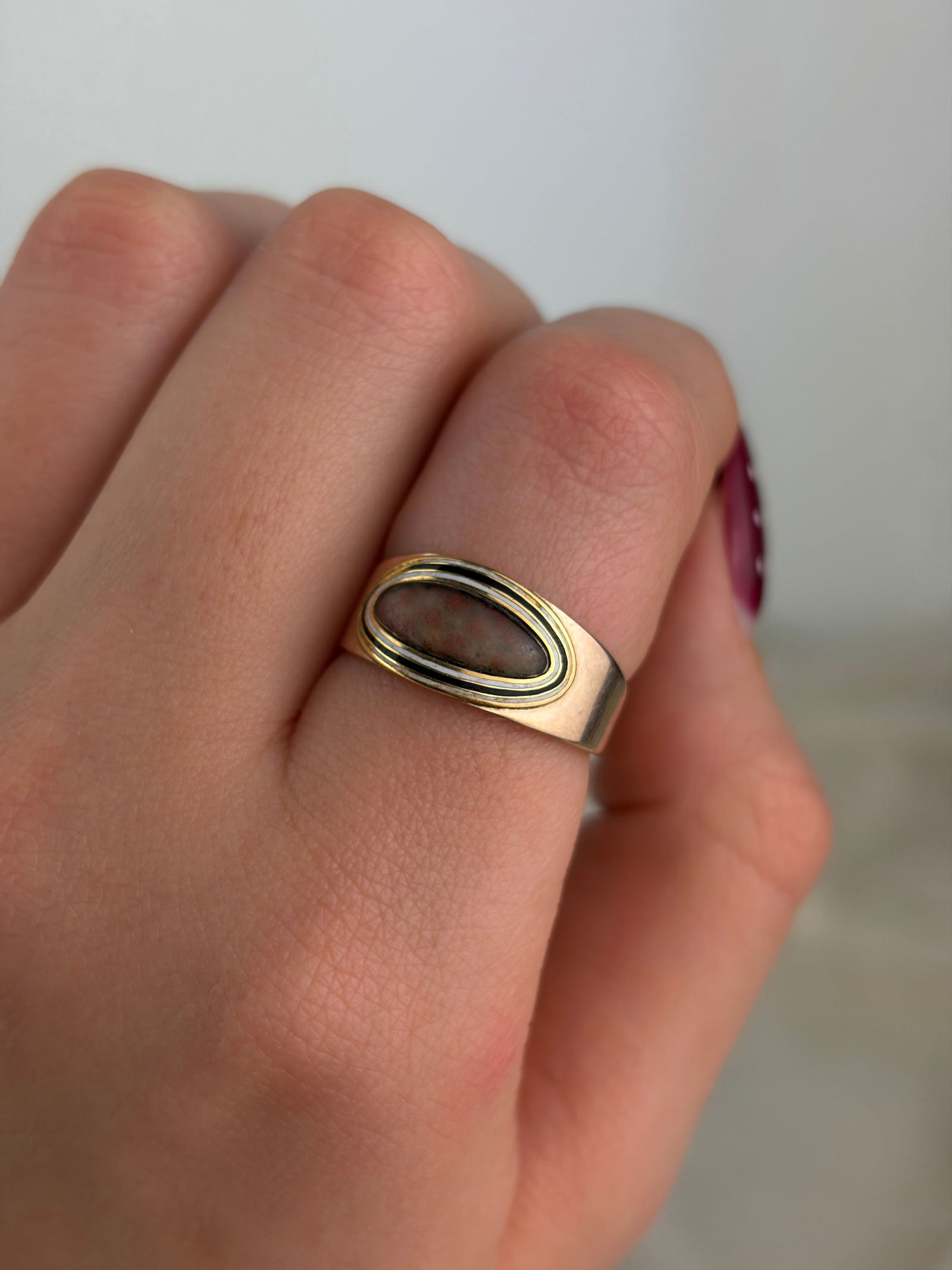 ANTIQUE GEORGIAN ERA C. 1800 ENAMEL AND AGATE 9CT GOLD MOURNING BAND RING - 4