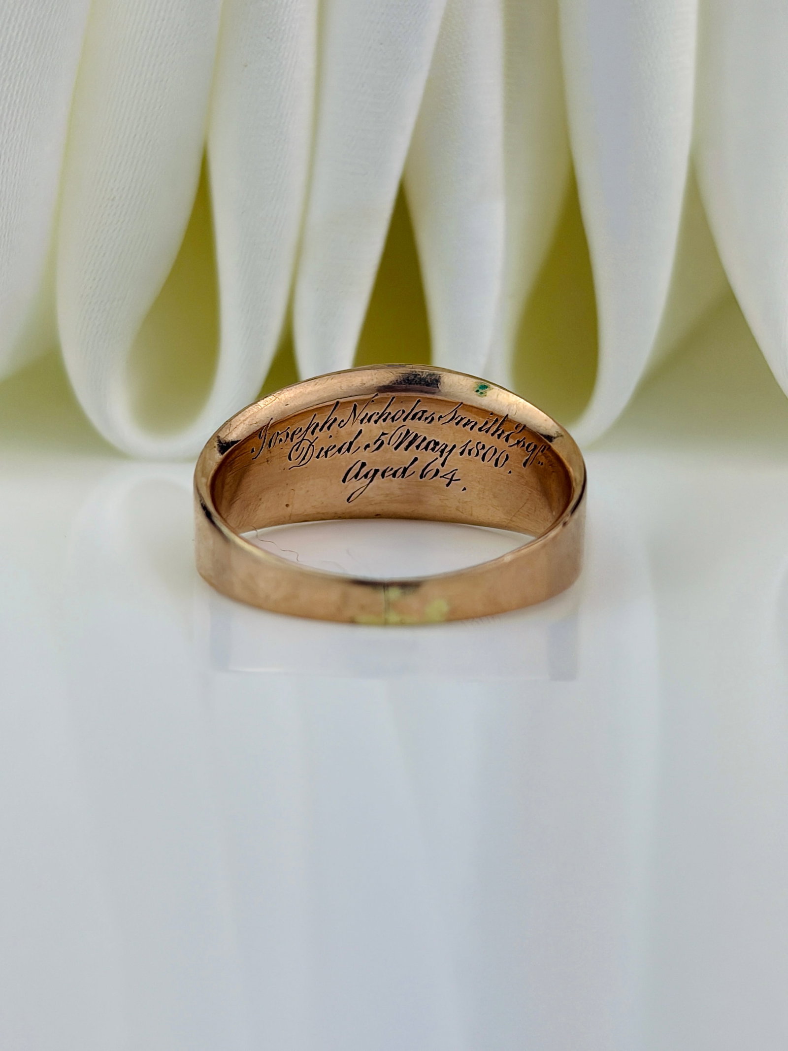 ANTIQUE GEORGIAN ERA C. 1800 ENAMEL AND AGATE 9CT GOLD MOURNING BAND RING - 5