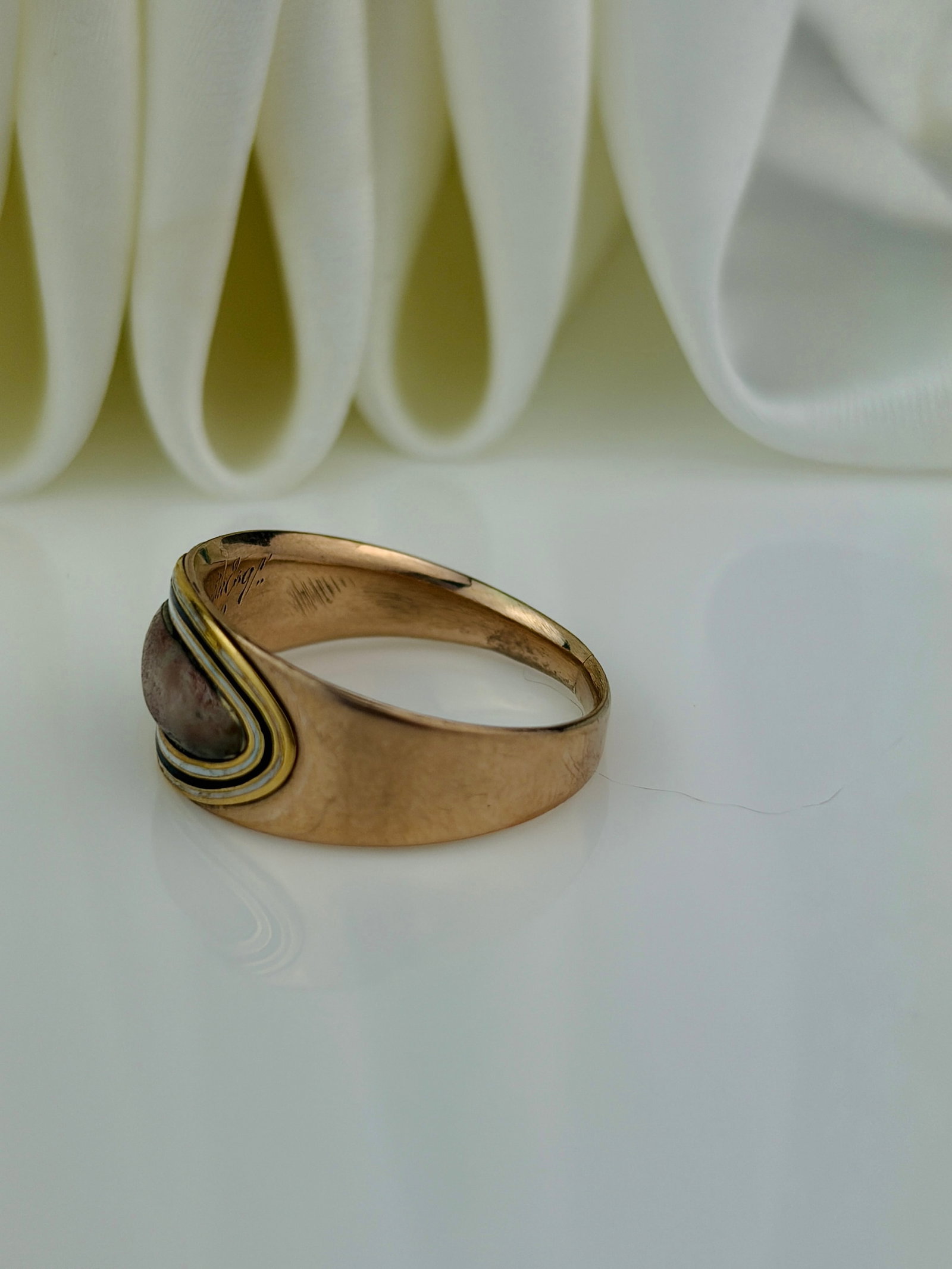 ANTIQUE GEORGIAN ERA C. 1800 ENAMEL AND AGATE 9CT GOLD MOURNING BAND RING - 6