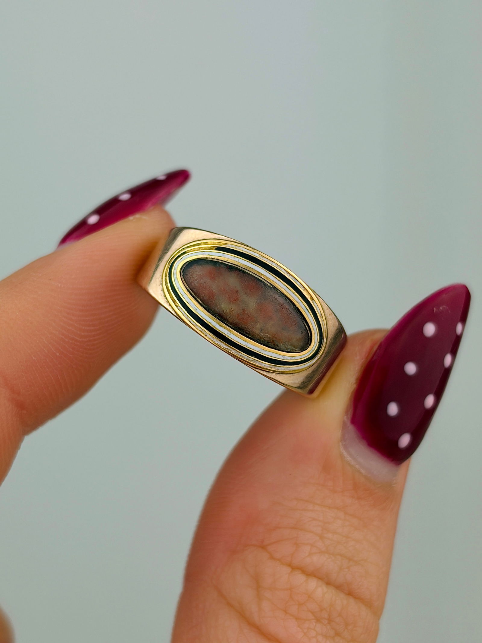 ANTIQUE GEORGIAN ERA C. 1800 ENAMEL AND AGATE 9CT GOLD MOURNING BAND RING - 7