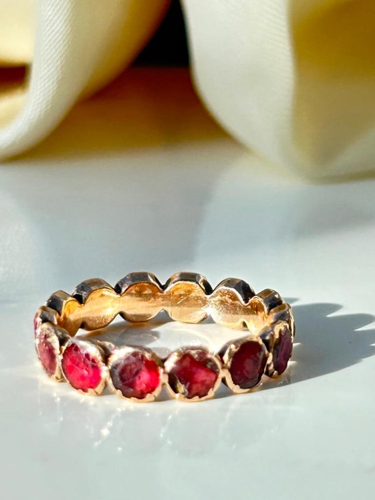 Antique Georgian Era Flat Cut Garnet Full Eternity Band Ring in Gold - 4