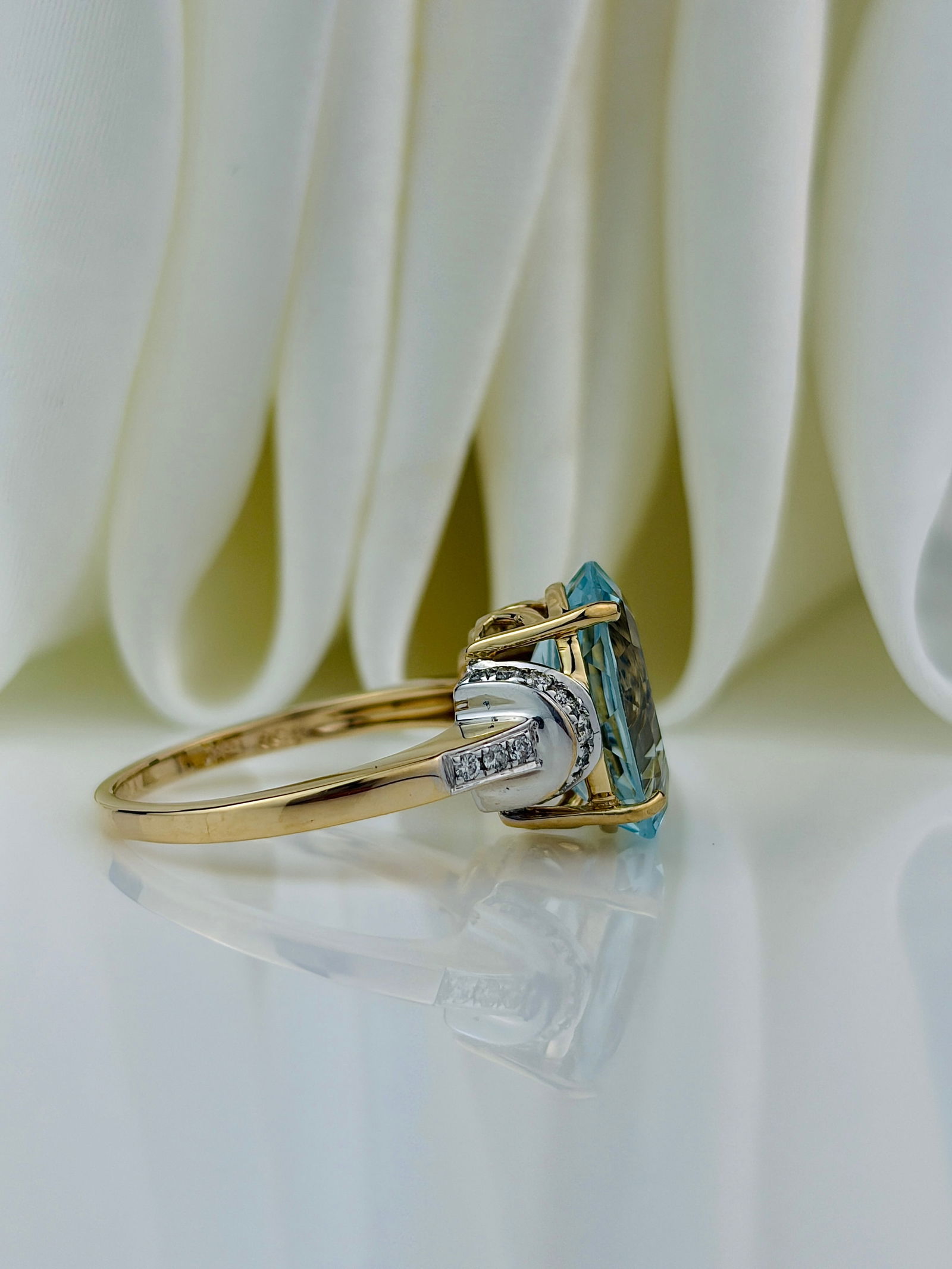 OUTSTANDING 18CT YELLOW GOLD AQUAMARINE AND DIAMOND RING - 2