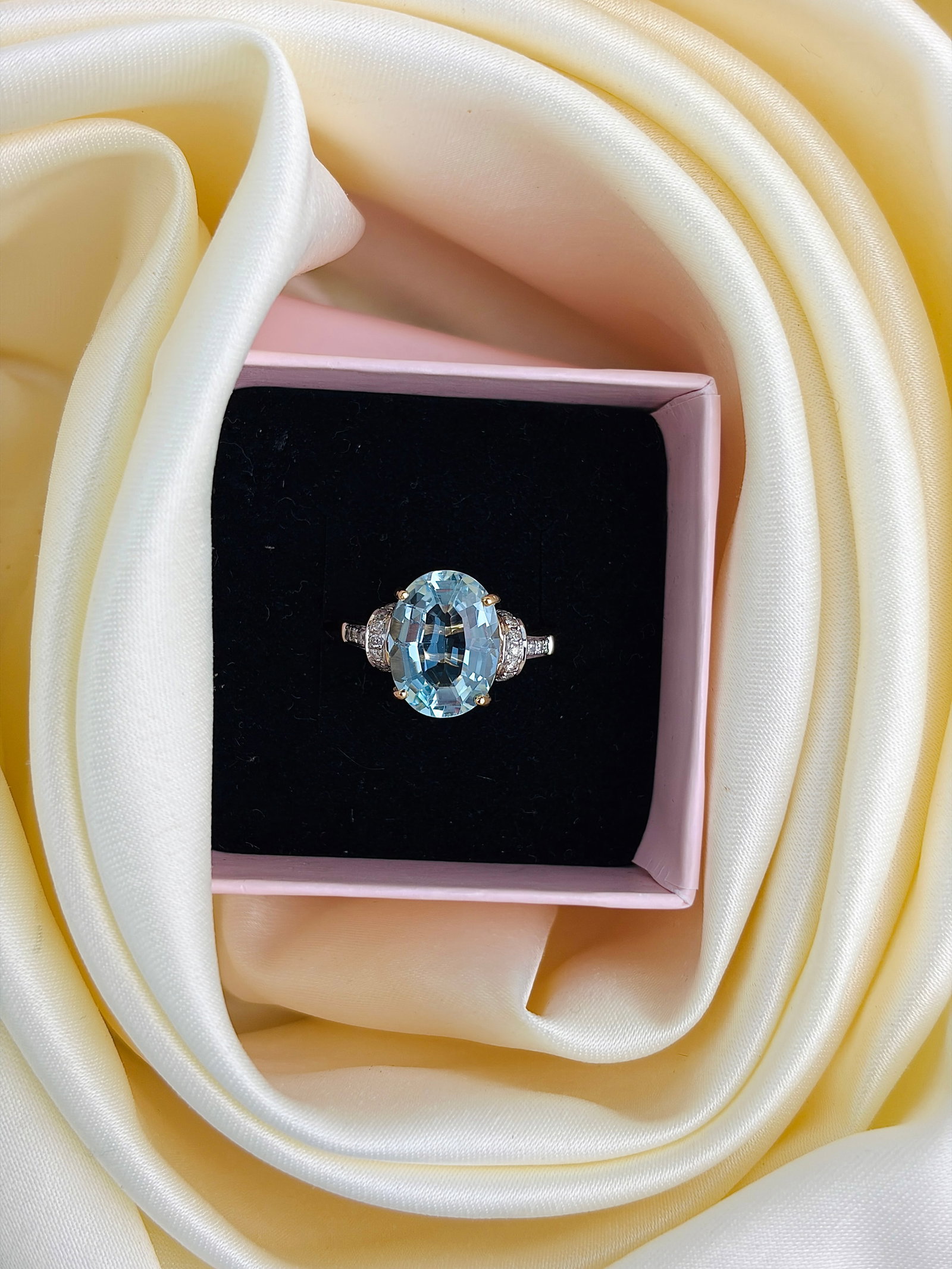 OUTSTANDING 18CT YELLOW GOLD AQUAMARINE AND DIAMOND RING - 9