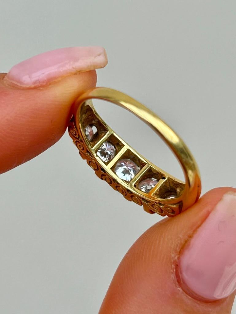Large Diamond 5 Stone Ring with Diamond Points Approx 1.10ct in 18ct Yellow Gold - 4