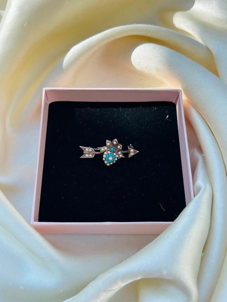 Antique Pearl and Turquoise Crowned Heart Jabot Pin Brooch in Gold - 2