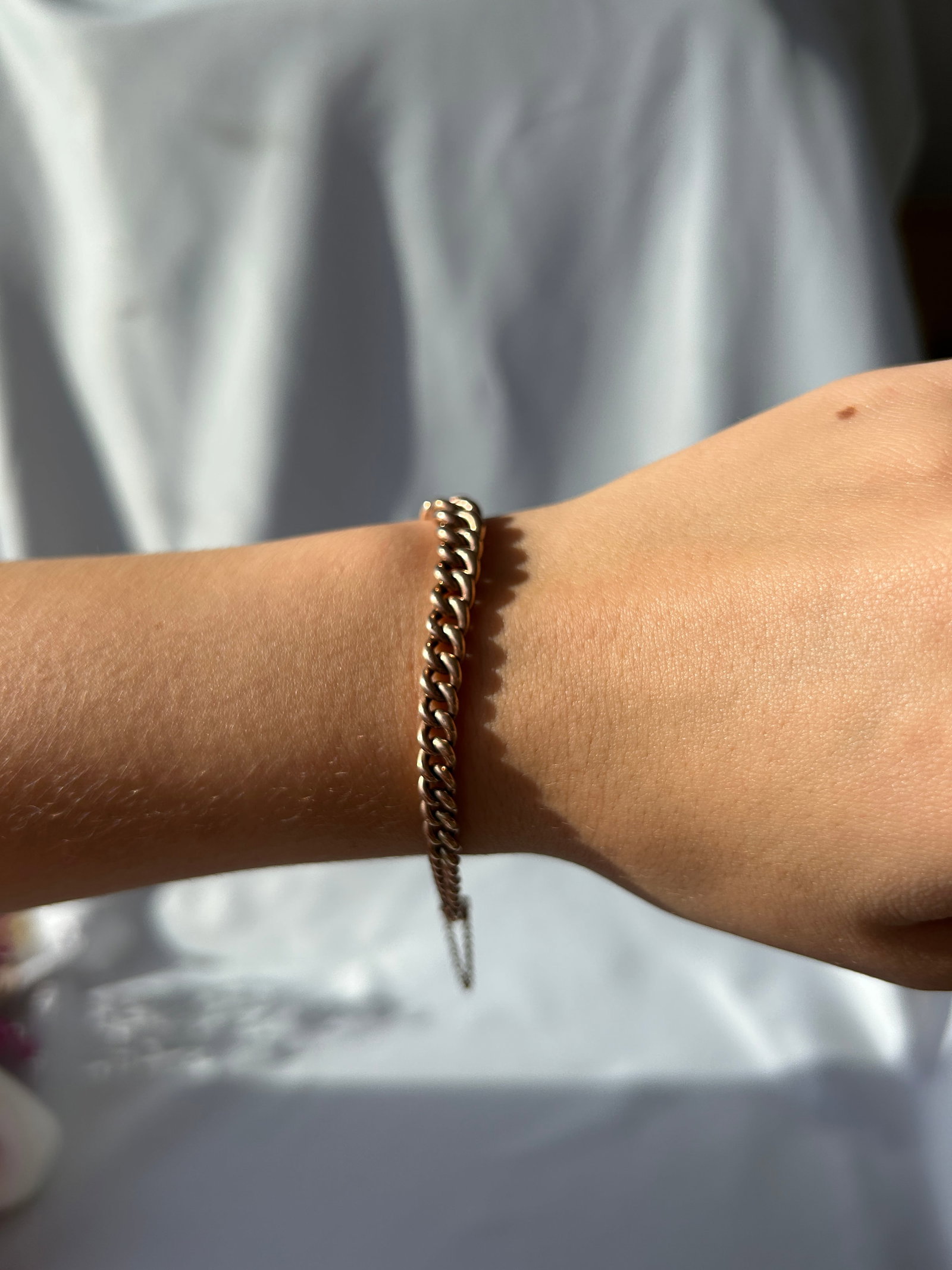 Graduated 9ct Gold Curb Link Bracelet - 6