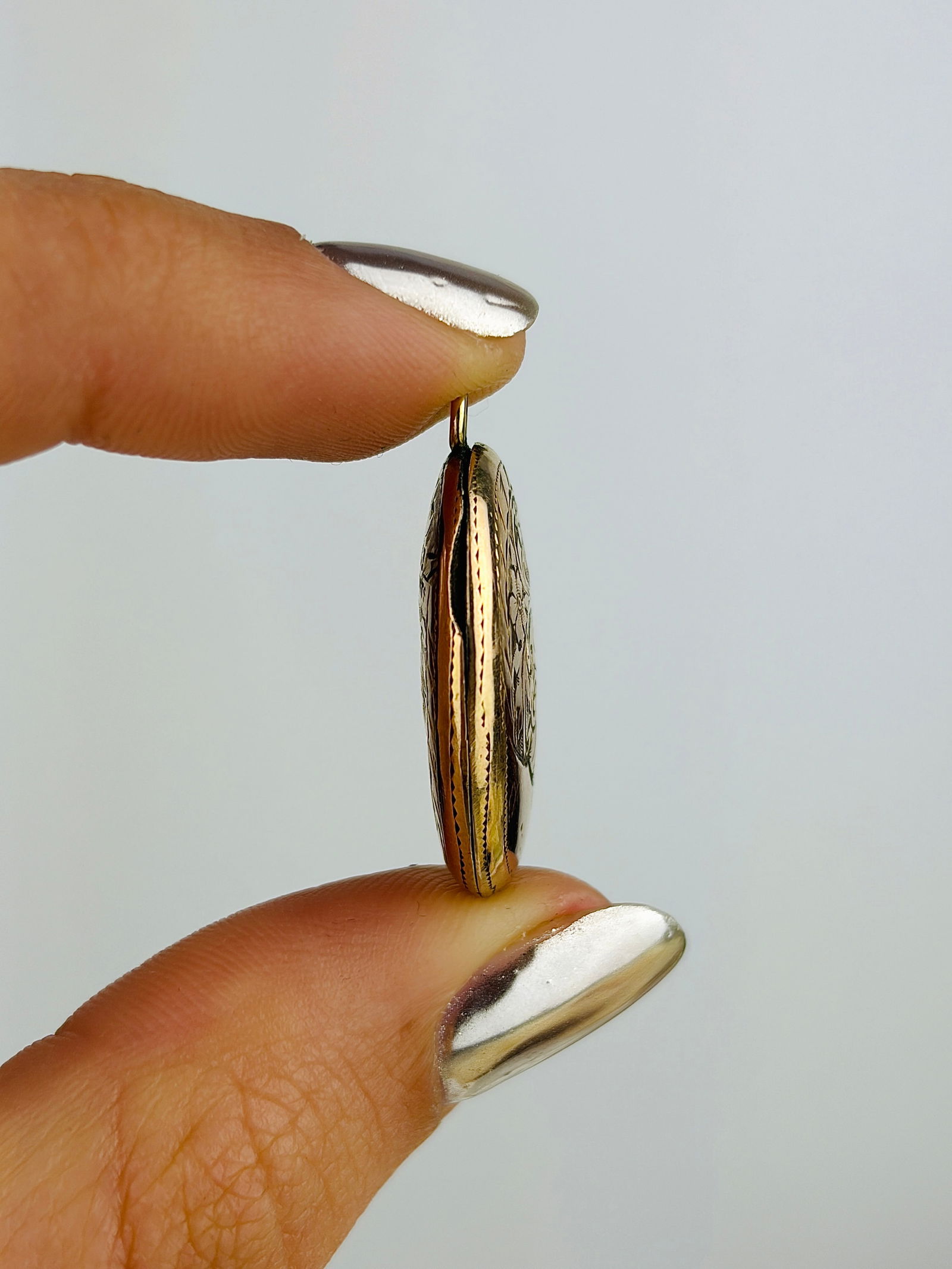 Antique 9ct Gold Flower and Swirl Engraved Front and Back Locket Pendant - 2