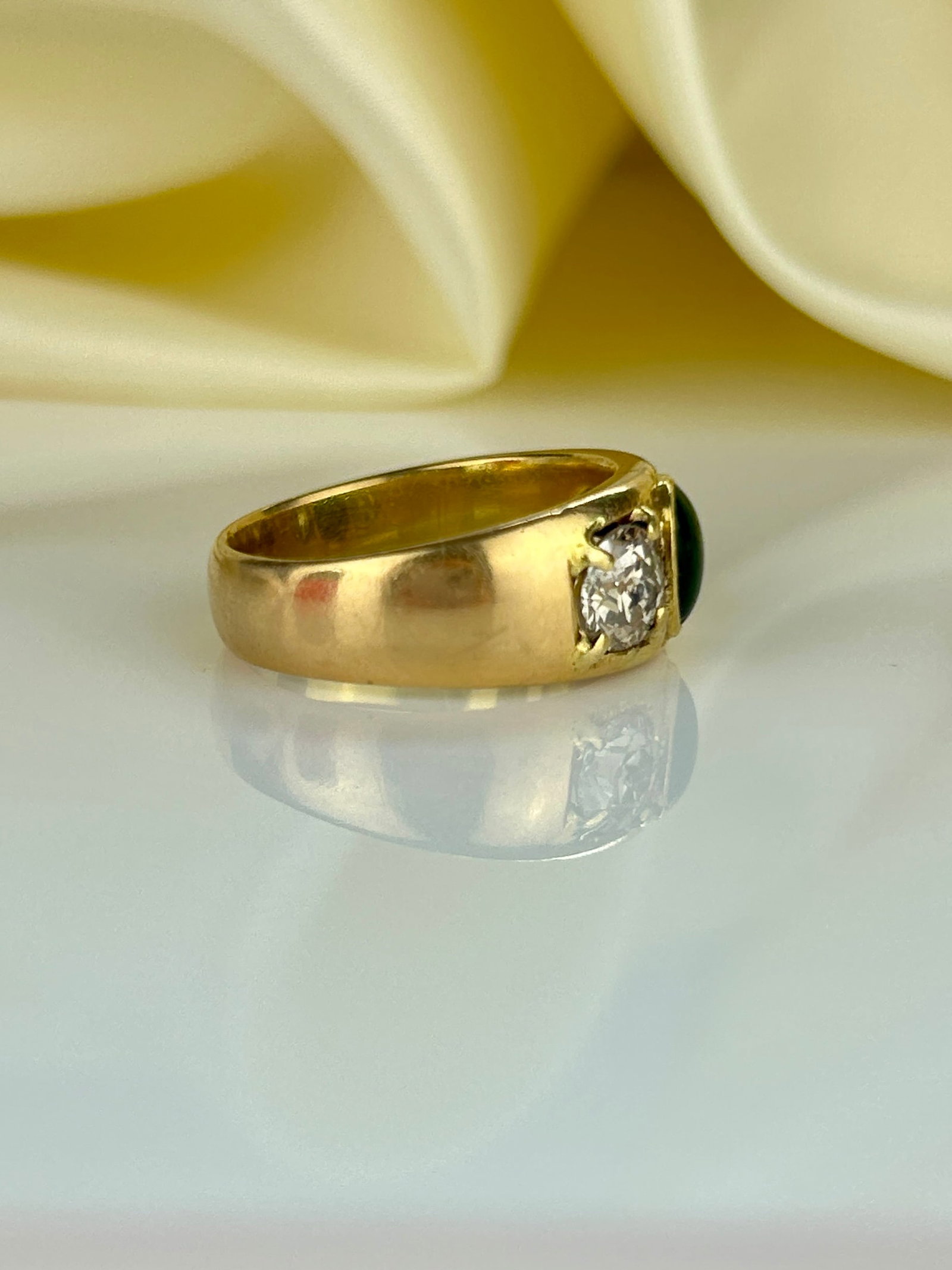 Chunky Vintage Jade and 2x .85pt Diamond 3 Stone in 18ct Gold - 4