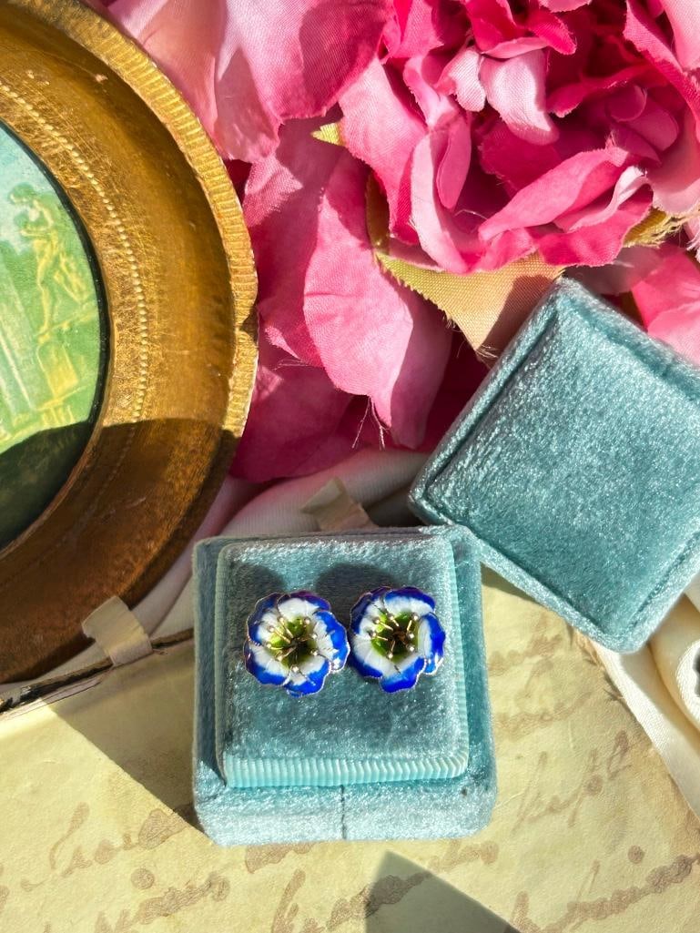 Wonderful Antique Gold and Enamel Flower Ring - 8