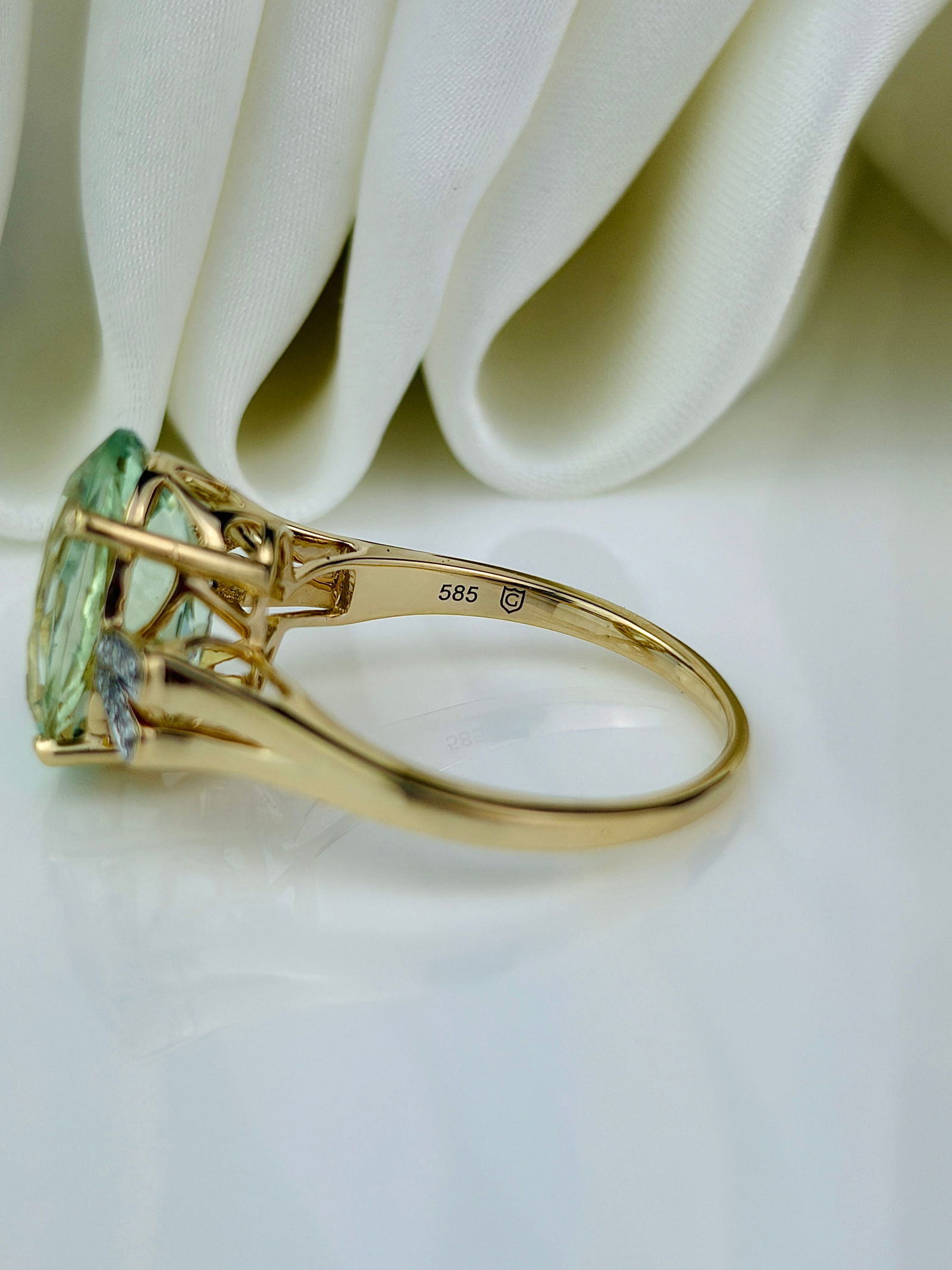 VINTAGE 14CT YELLOW GOLD AQUAMARINE AND DIAMOND COCKTAIL RING - 4