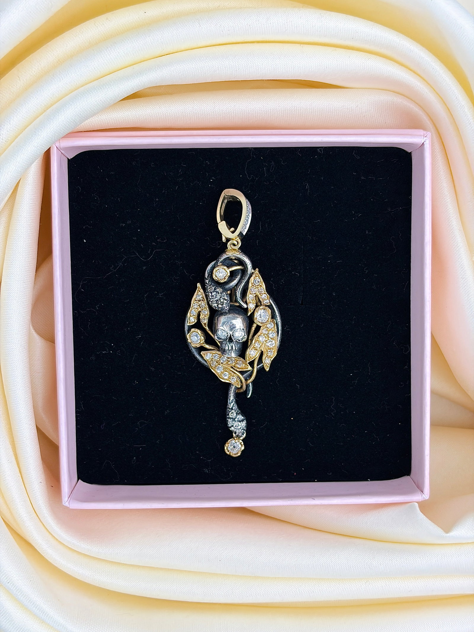 INCREDIBLE 14CT YELLOW GOLD AND SILVER DIAMOND SKULL AND SNAKES PENDANT - 5