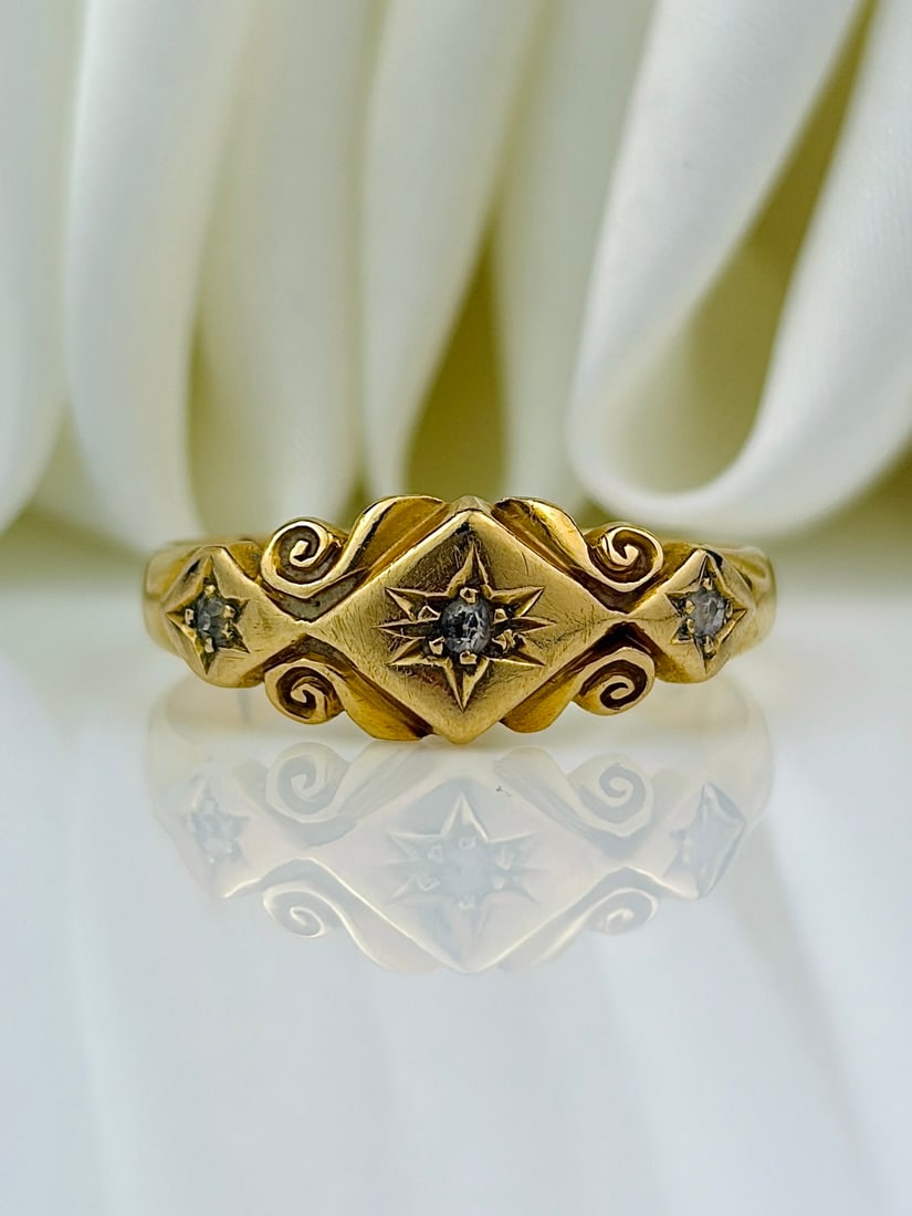 HEAVY c.1900 ANTIQUE 18CT YELLOW GOLD DIAMOND STAR SET 3 STONE RING: HEAVY ANTIQUE 18CT YELLOW GOLD DIAMOND STAR SET 3 STONE RING