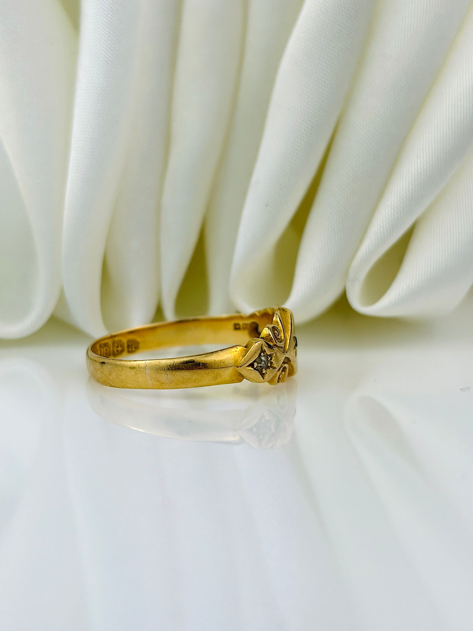 HEAVY c.1900 ANTIQUE 18CT YELLOW GOLD DIAMOND STAR SET 3 STONE RING - 2