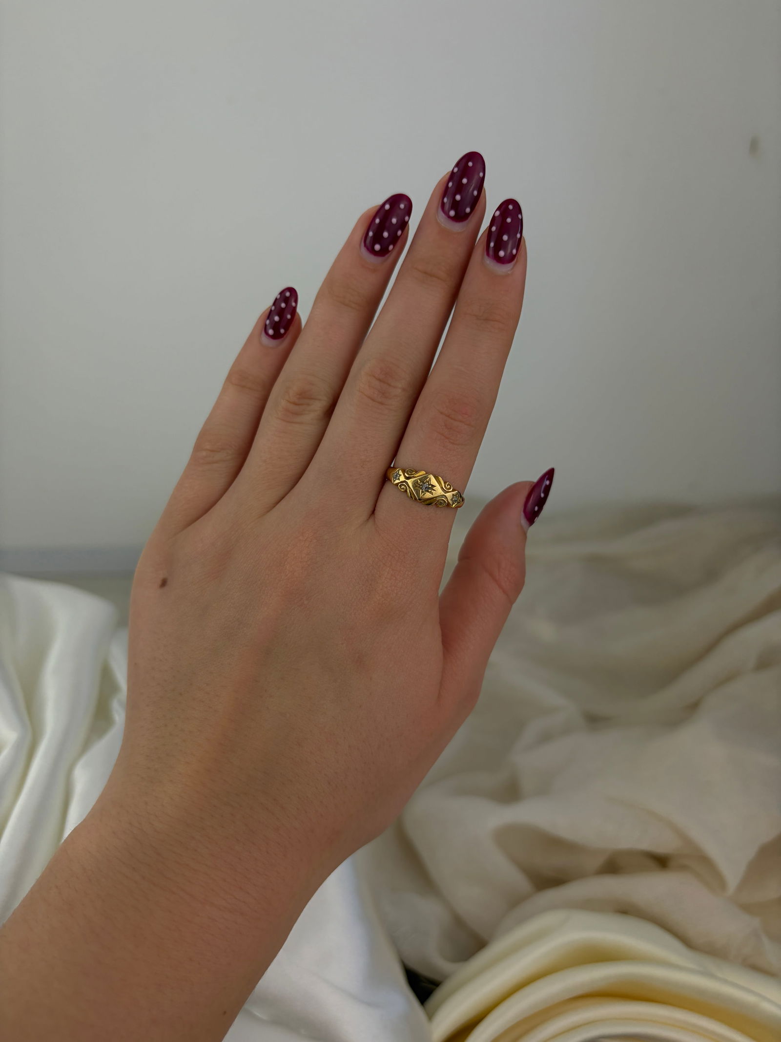 HEAVY c.1900 ANTIQUE 18CT YELLOW GOLD DIAMOND STAR SET 3 STONE RING - 7