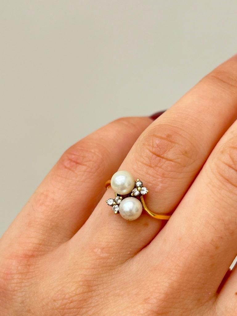 Sweet 18ct Yellow Gold Pearl and Diamond Crossover Ring - 2