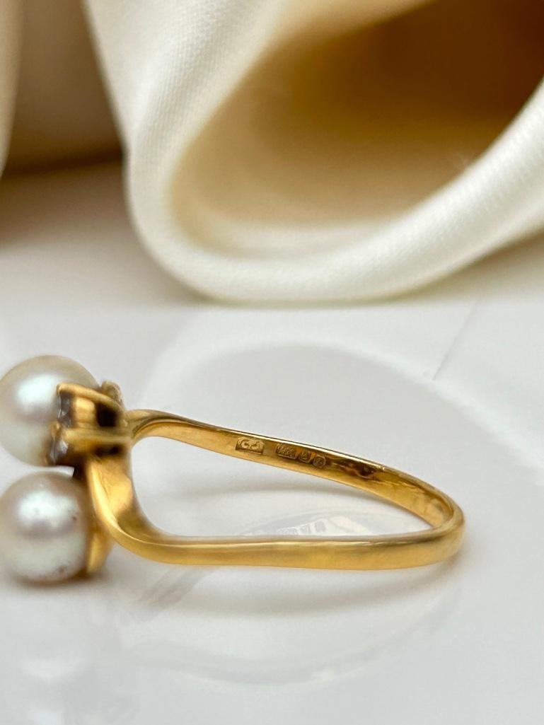 Sweet 18ct Yellow Gold Pearl and Diamond Crossover Ring - 7