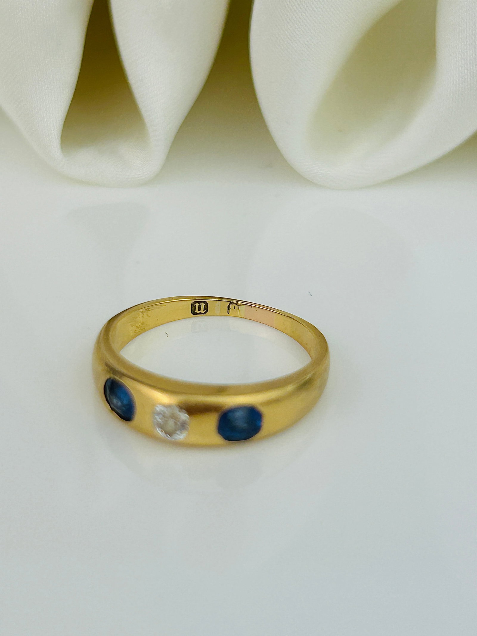 Antique 18ct Yellow Gold Sapphire and Diamond 3 Stone Ring - 4