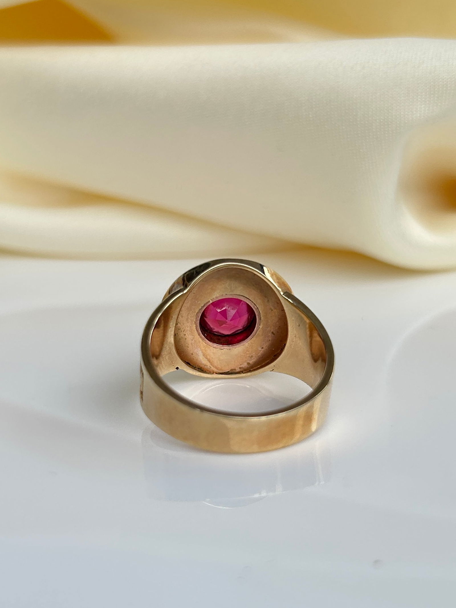 Rare Chunky Gold Bishop's Ring with Ecclesiastical Ewers Jug Detailed Shoulders - 3