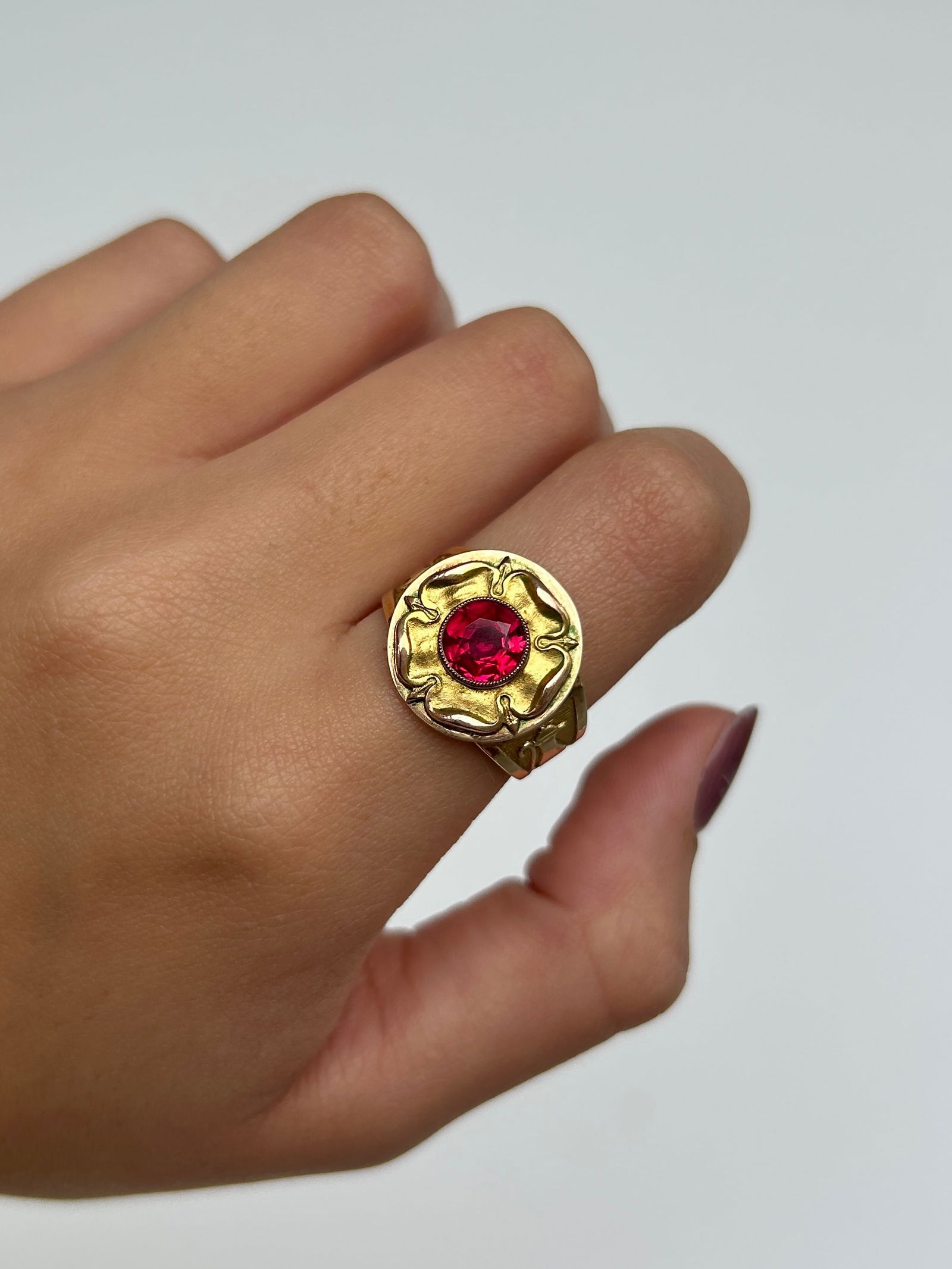 Rare Chunky Gold Bishop's Ring with Ecclesiastical Ewers Jug Detailed Shoulders - 7