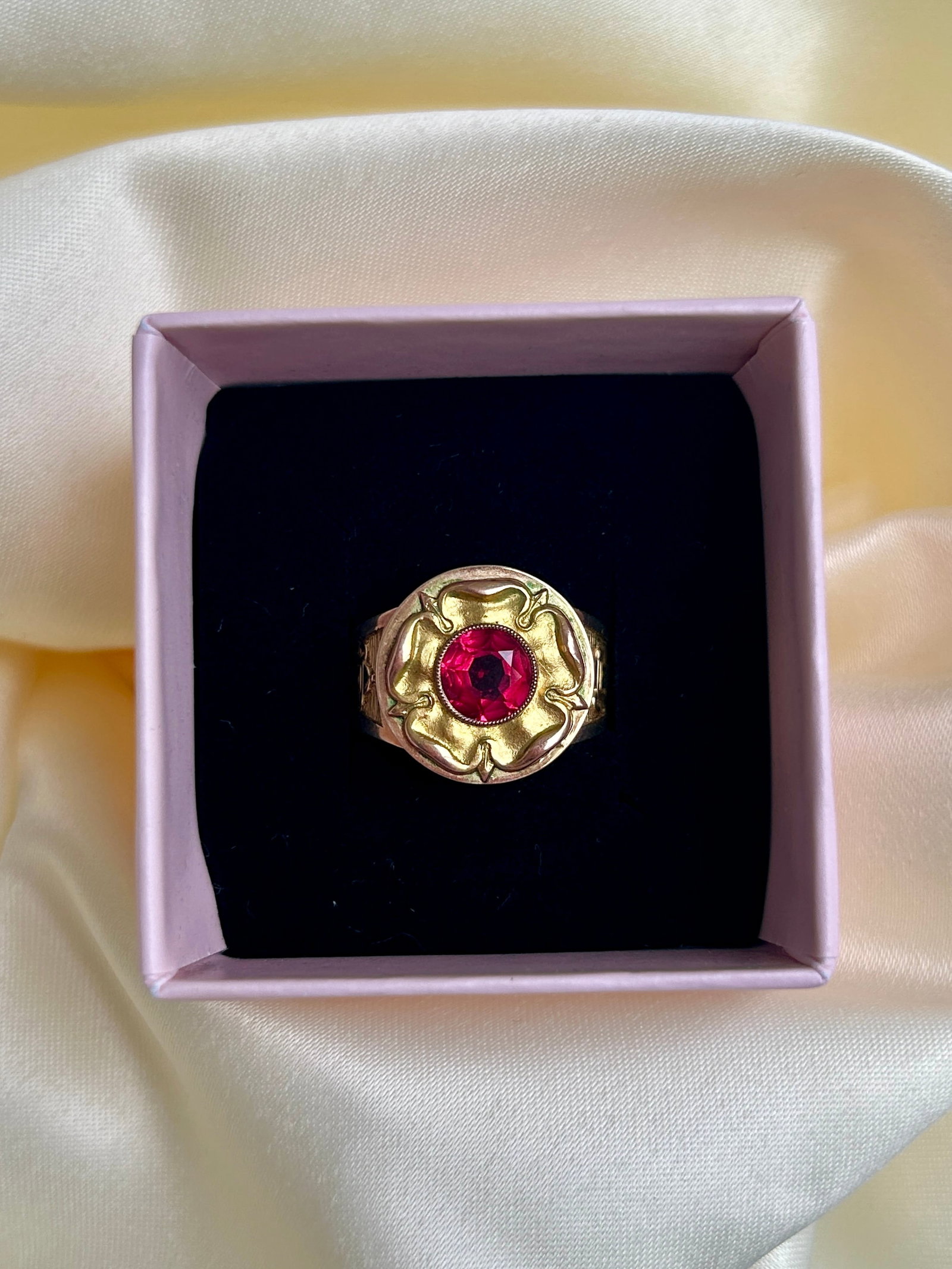 Rare Chunky Gold Bishop's Ring with Ecclesiastical Ewers Jug Detailed Shoulders - 8