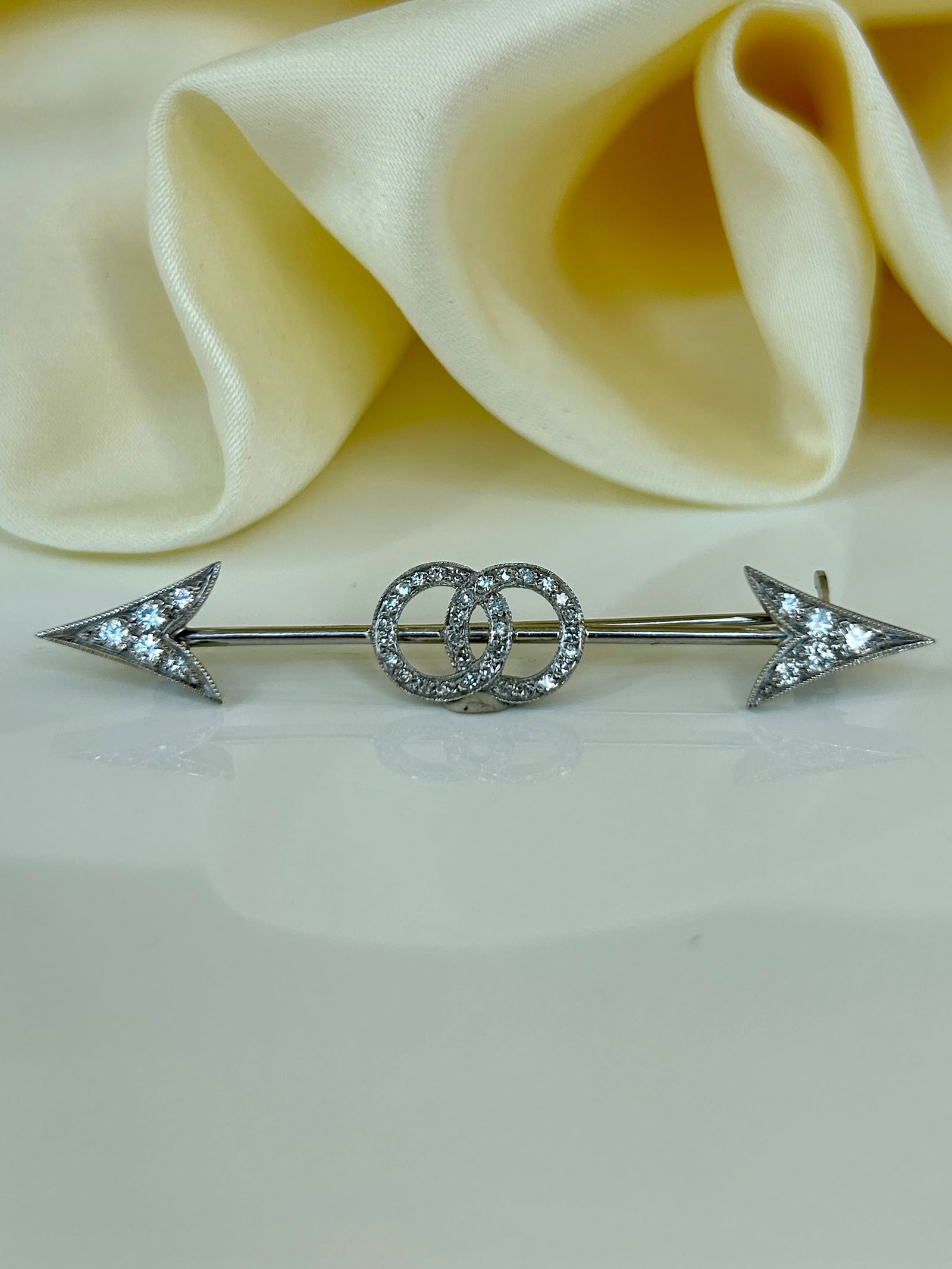 Wonderful Diamond Jabot Arrow Pin Brooch in 18ct White Gold - 2