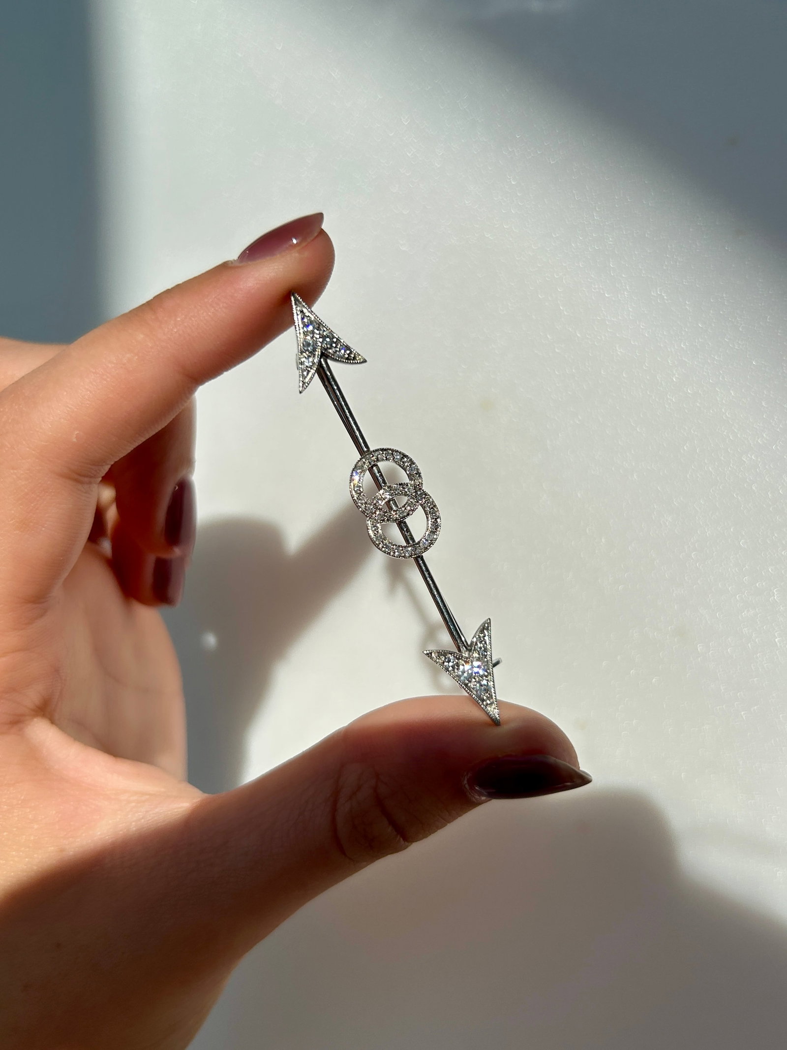 Wonderful Diamond Jabot Arrow Pin Brooch in 18ct White Gold - 4