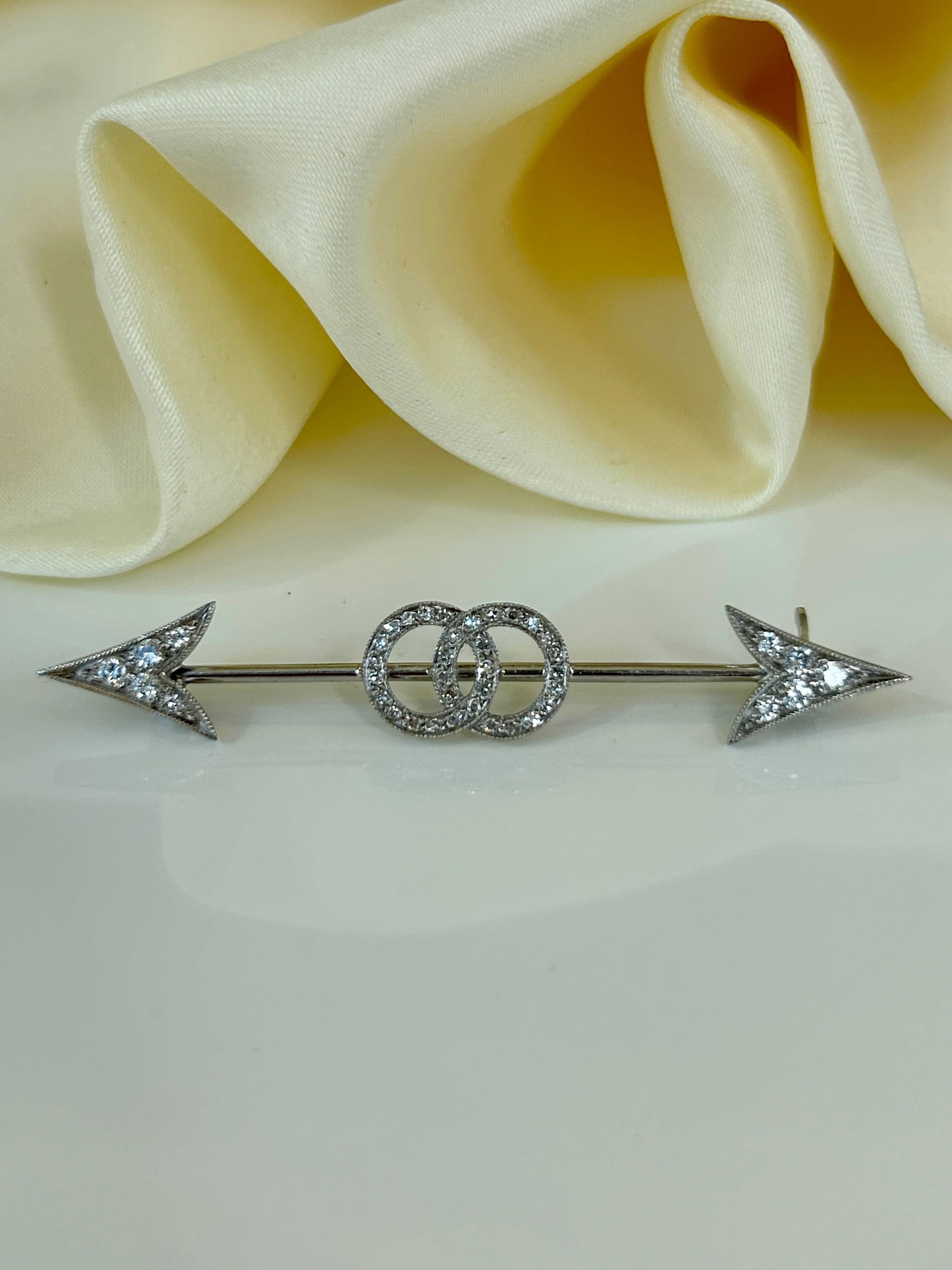 Wonderful Diamond Jabot Arrow Pin Brooch in 18ct White Gold - 7