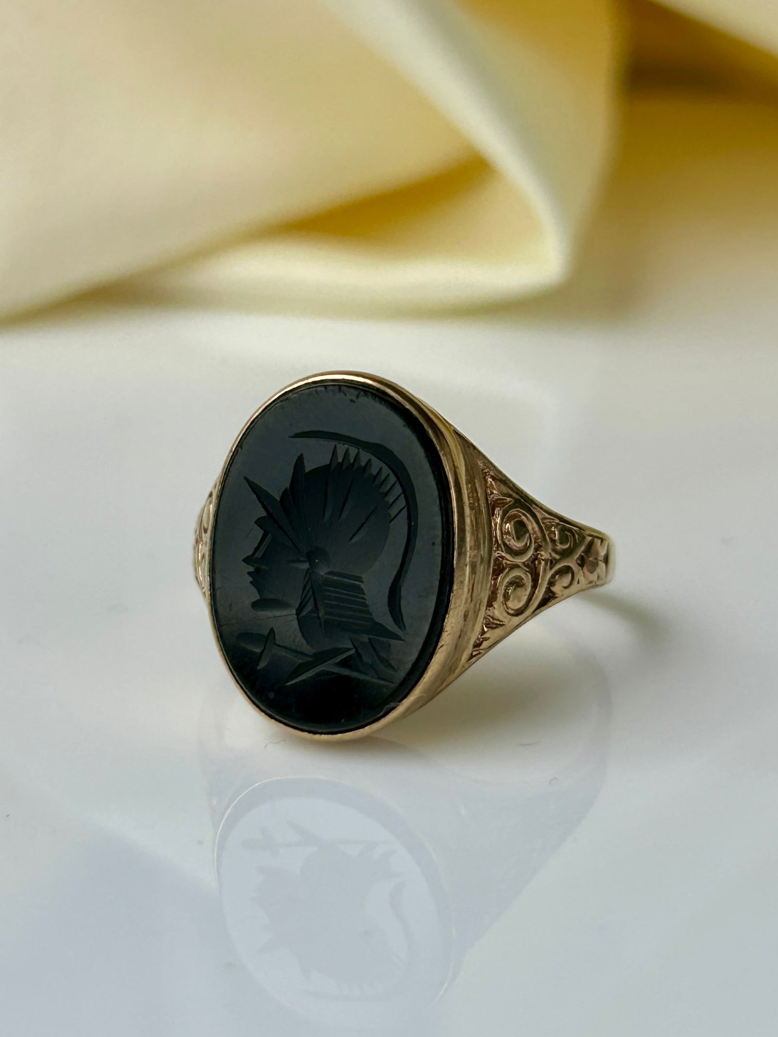 Vintage Carved Onyx Roman Intaglio Ring in 9ct Gold - 2